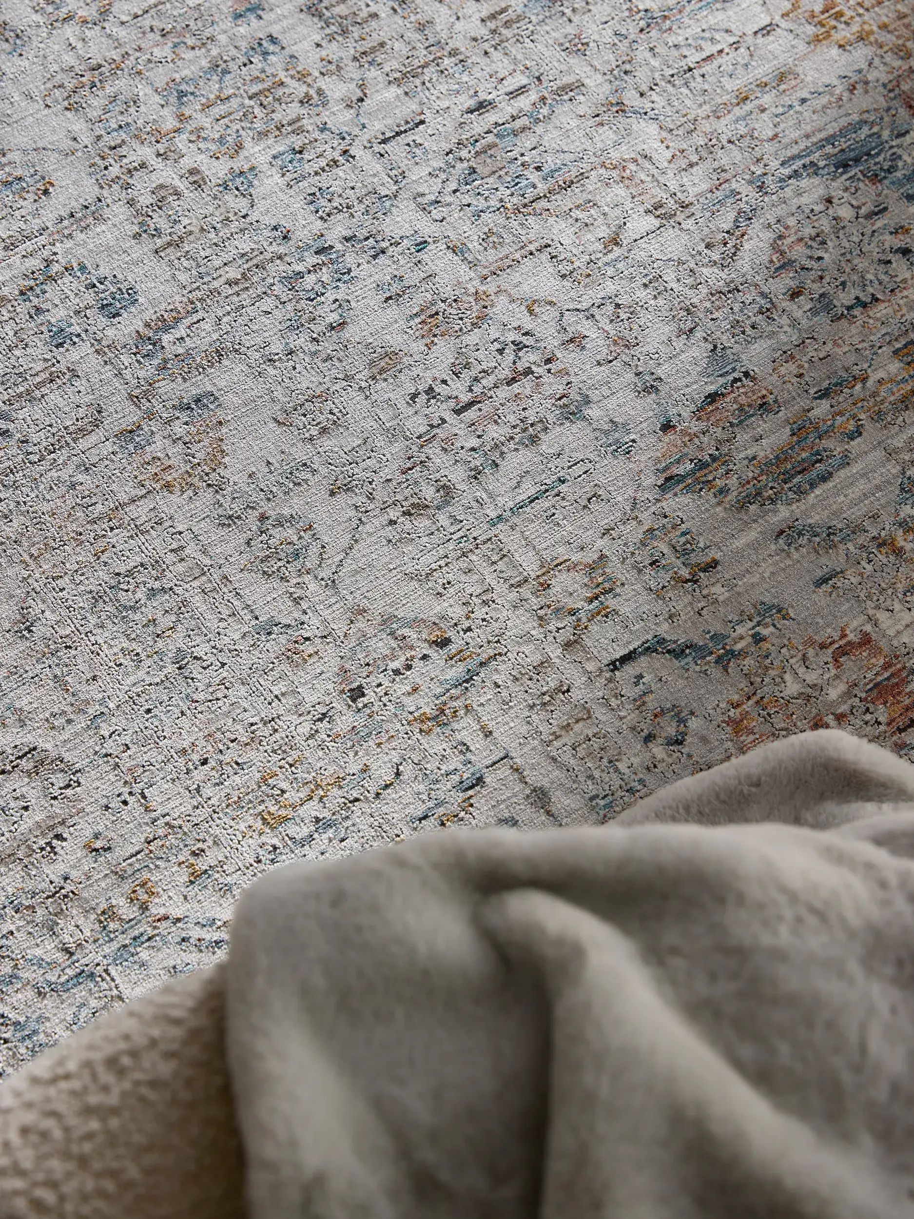 Teppich aus 56% Viskose, 30% Polyester, 14% Polyacryl in Grau mit 56% Viskose, 30% Polyester, 14% Polyacryl hohem Flor von benuta Finest