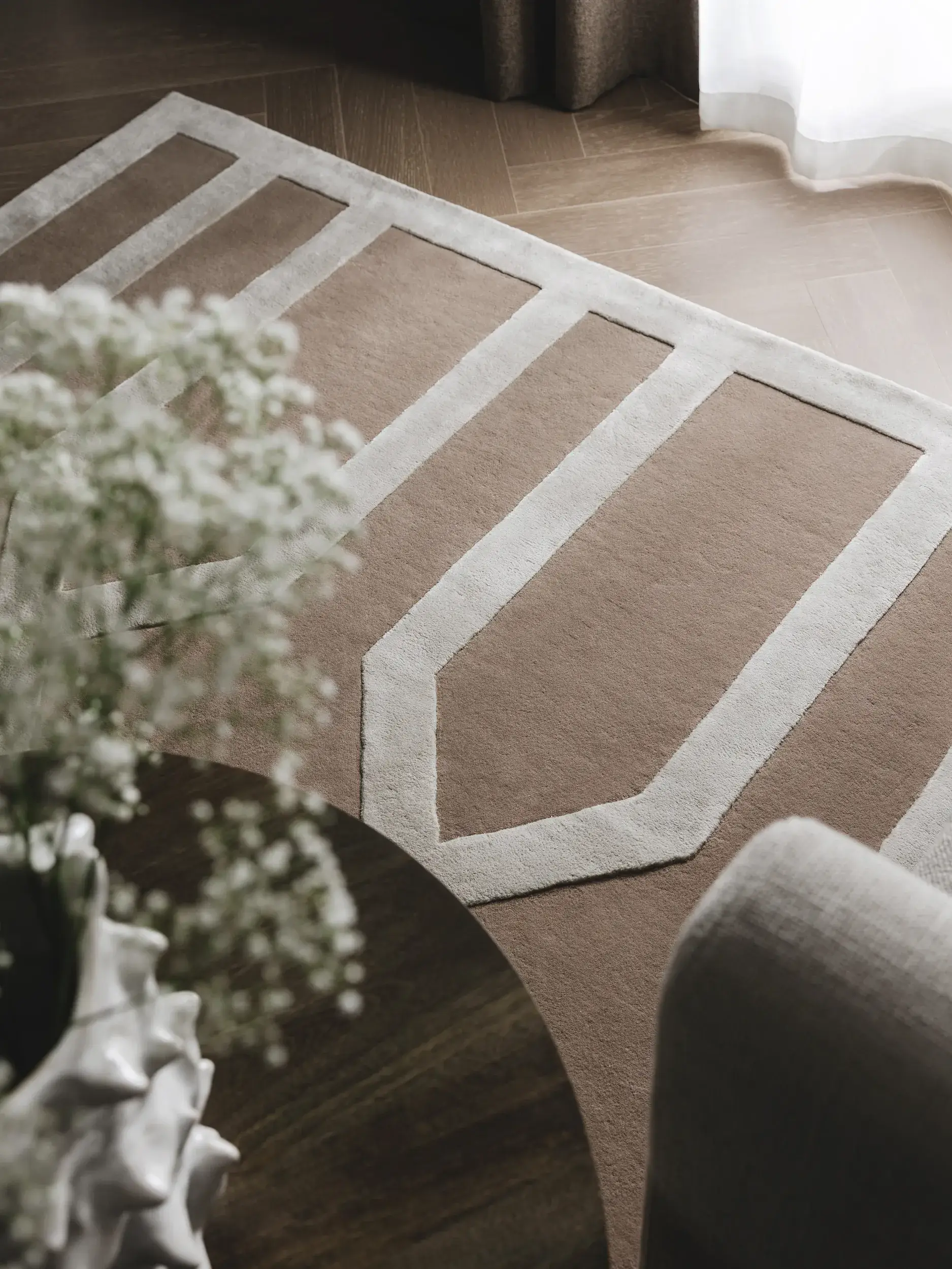 Rug made of 60% Wolle, 40% Lyocell (Tencel™) in Beige with a 60% Wolle, 40% Lyocell (Tencel™) high pile by benuta Finest