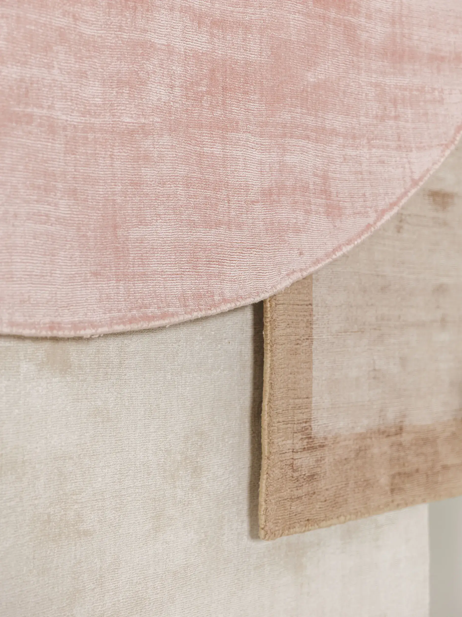 Tapis Nova en 100% Viscose en Rose de benuta pure