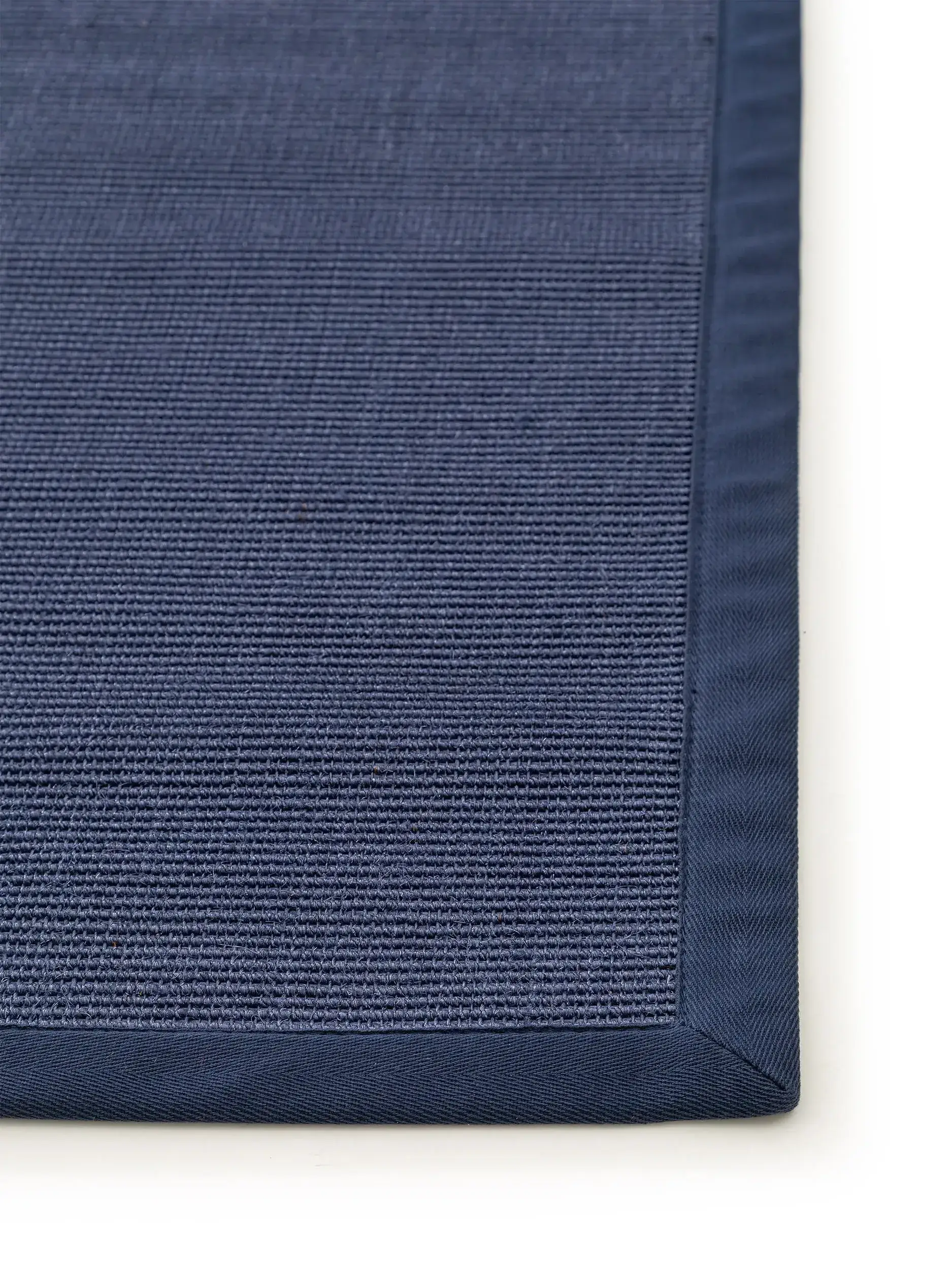 Teppich aus 100% Sisal in Blau mit 100% Sisal hohem Flor von benuta Nest