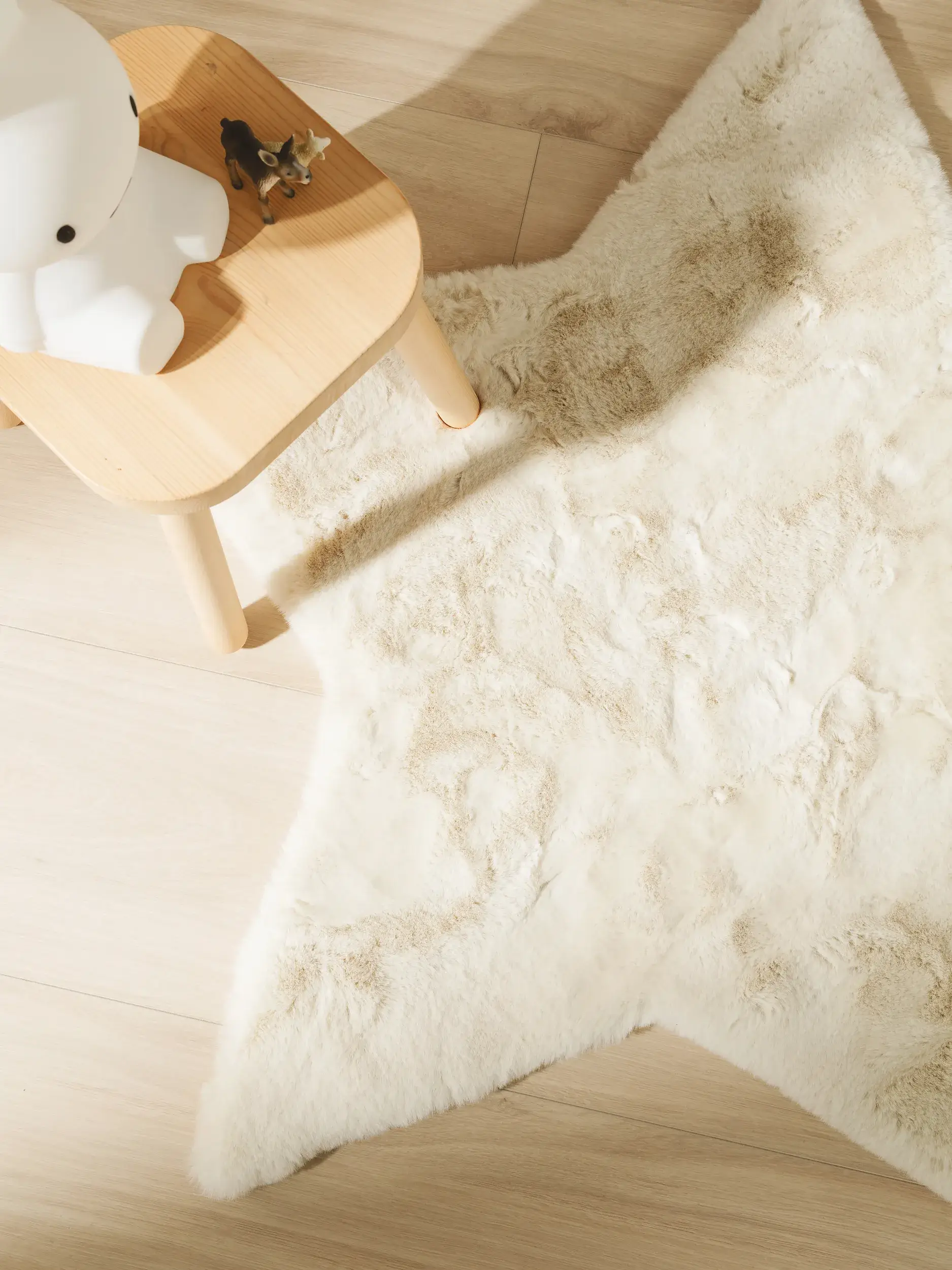 Matta av 100% Polyester i Beige med 100% Polyester hög lugg från Lytte