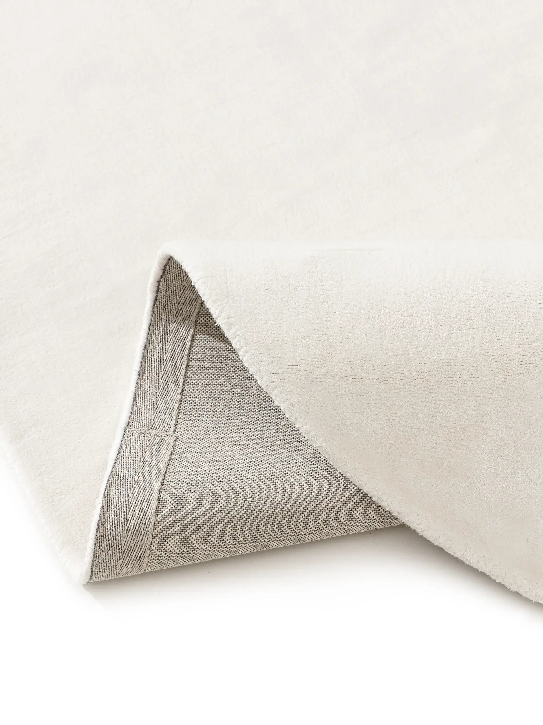 Teppich aus 100% Viskose in Grau mit 100% Viskose hohem Flor von benuta Pure