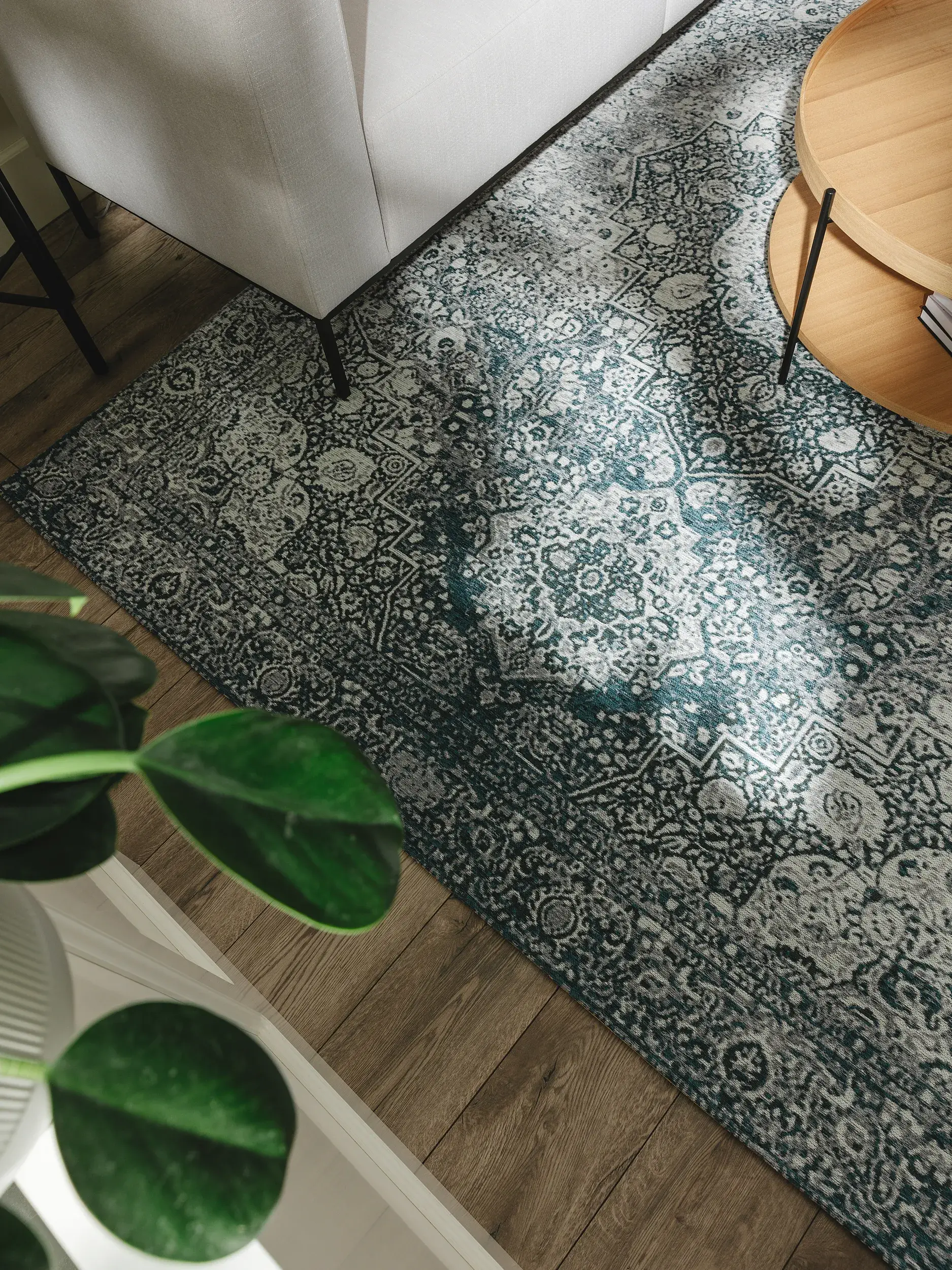 Tappeto Frencie di 55% Poli-acrilico, 27% Poliestere, 17% Cotone, 1% Lattice in Azzurro di benuta nest