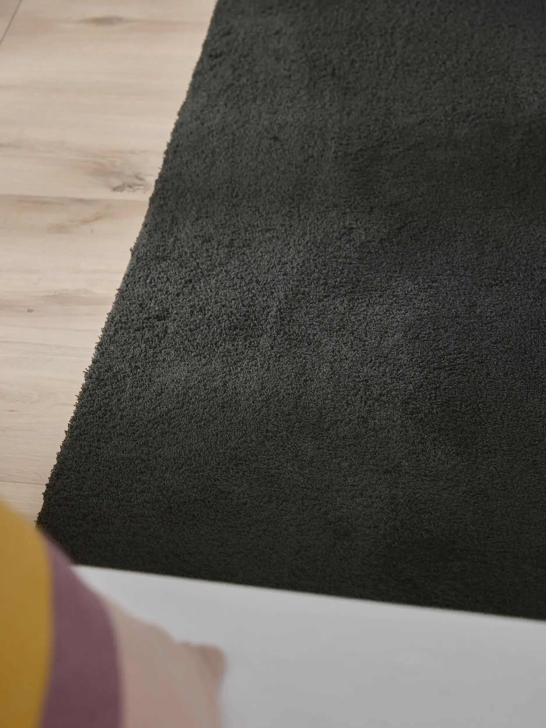Teppich aus 100% Polyester in Schwarz mit 100% Polyester hohem Flor von benuta Nest