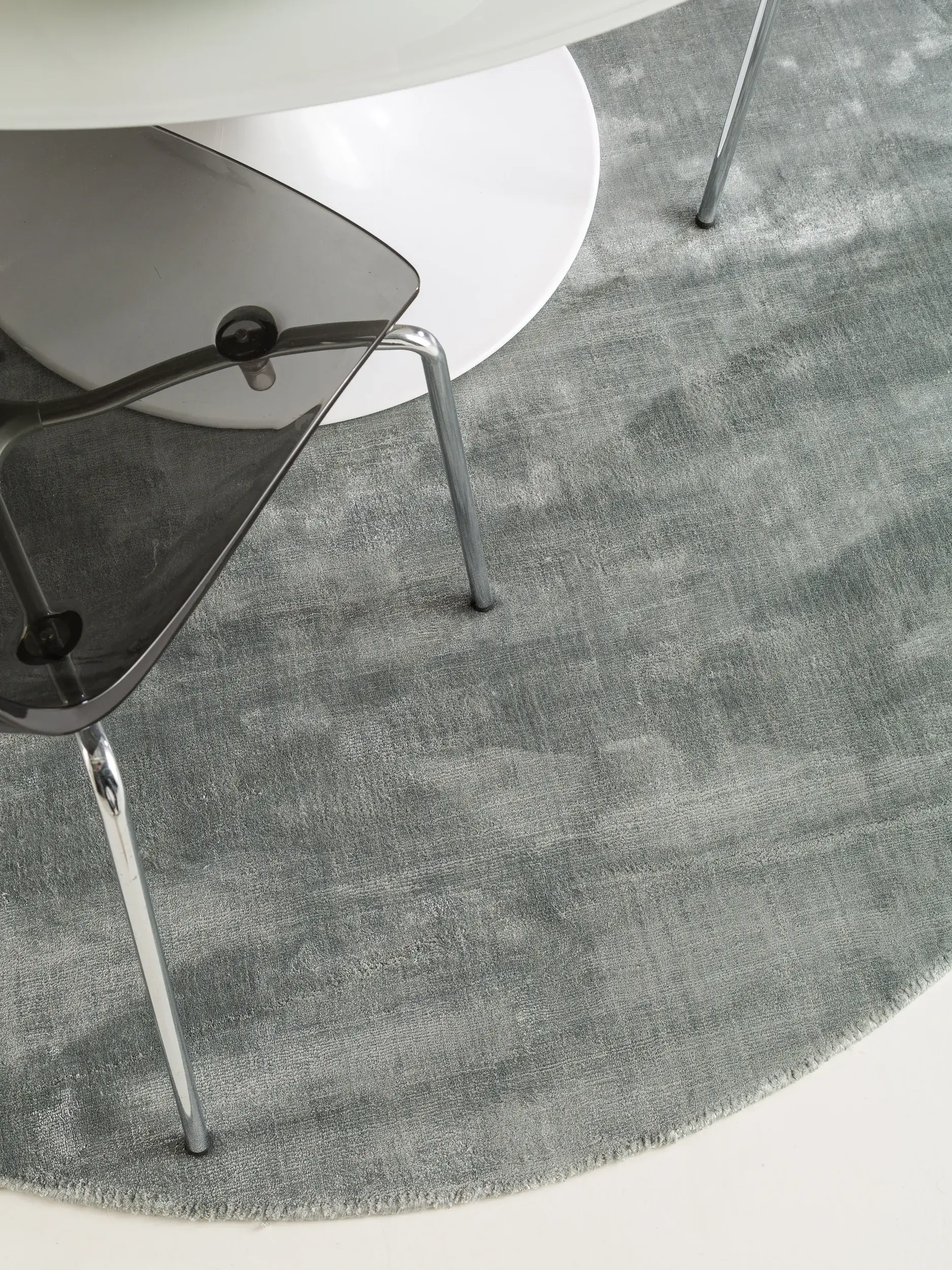 Teppich Nela aus 100% Viskose in Grau von benuta Pure