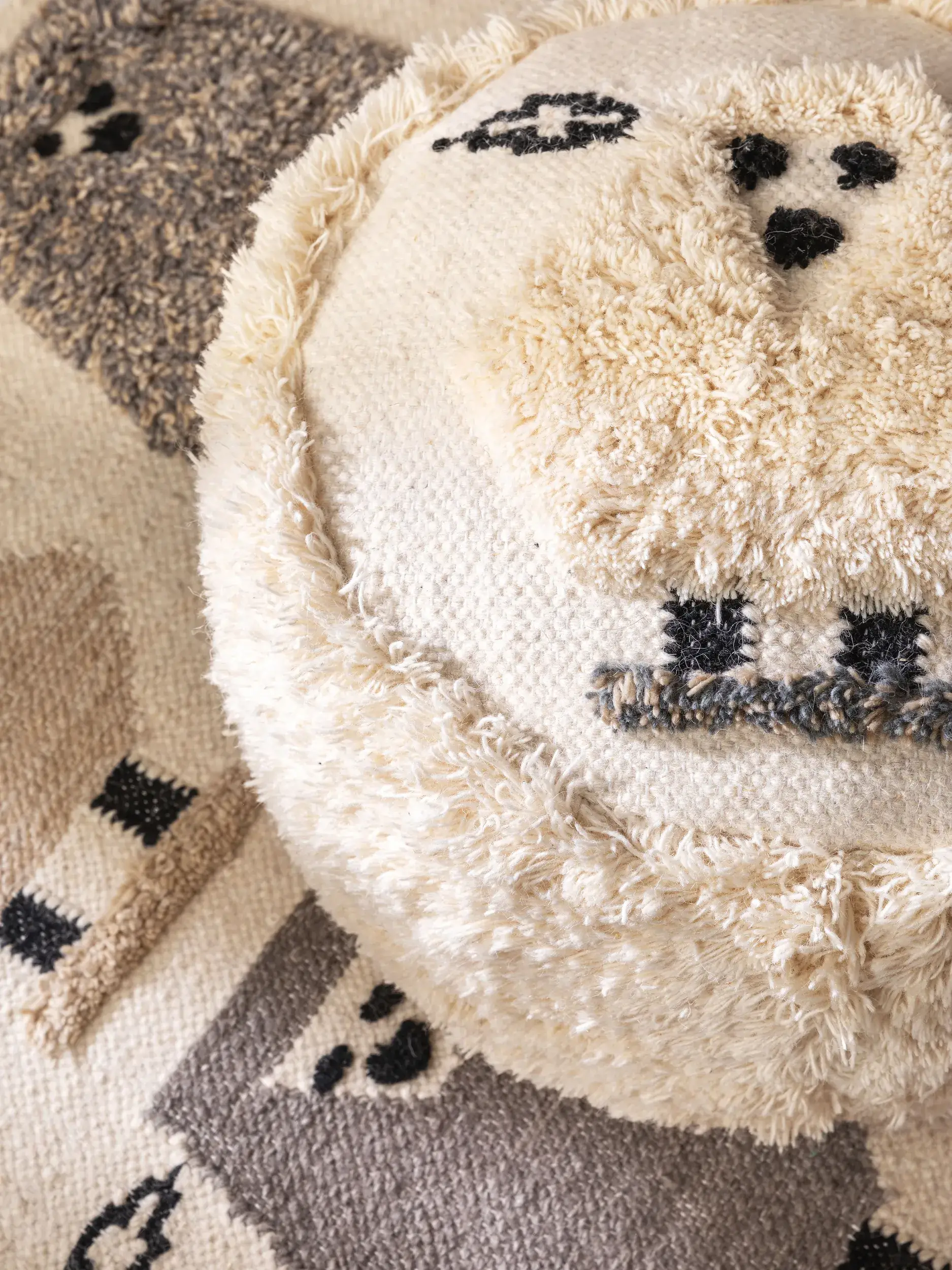 Poef Shawn Ivory in Dierdesign-ontwerp van 80% Wool, 20% Polyester door Lytte
