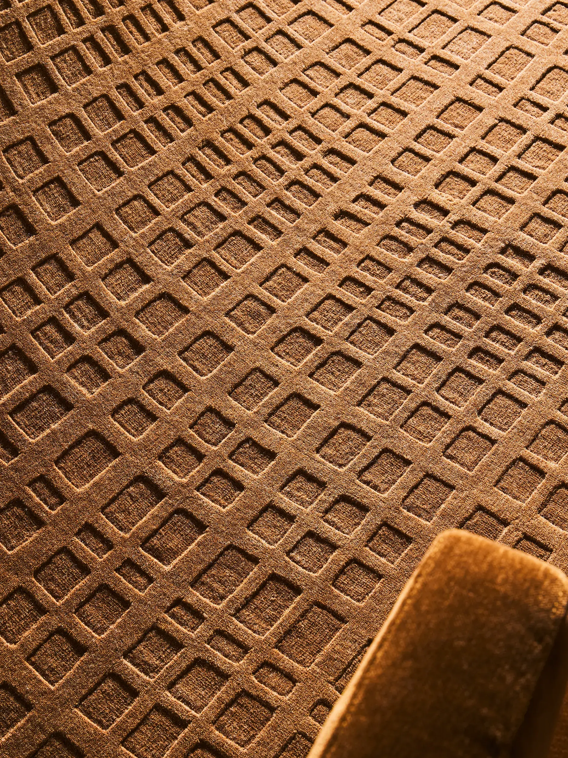 Teppich aus 50% Wolle, 50% Viskose in Beige mit 50% Wolle, 50% Viskose hohem Flor von benuta Finest