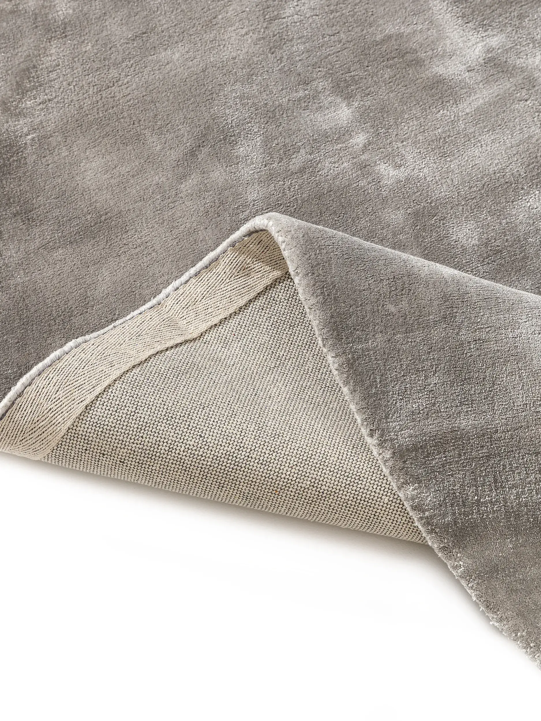 Teppich aus 100% Viskose in Grau mit 100% Viskose hohem Flor von benuta Pure