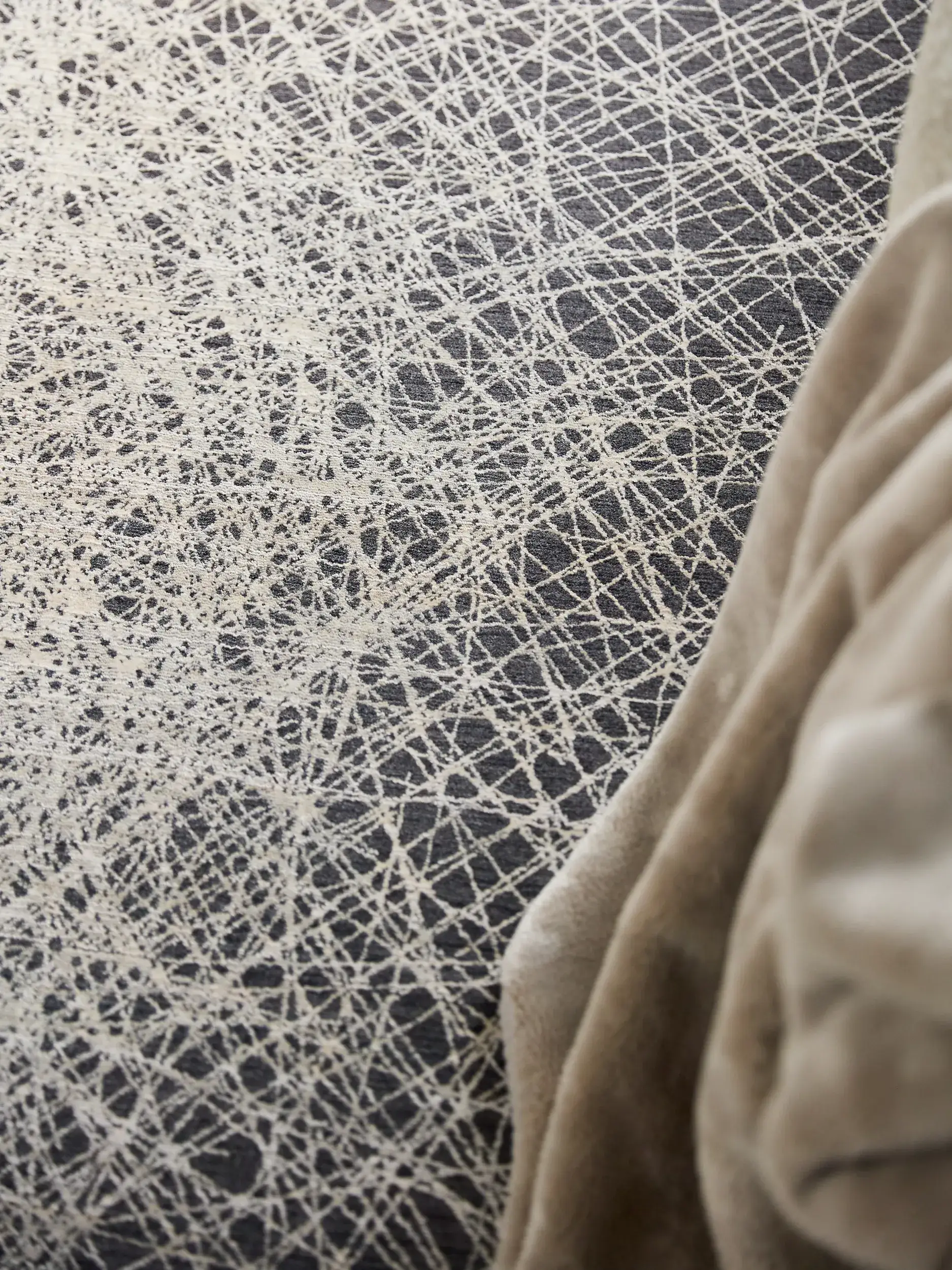 Tapis Nero en 85% Polyester, 15% Viscose en Gris de benuta Finest