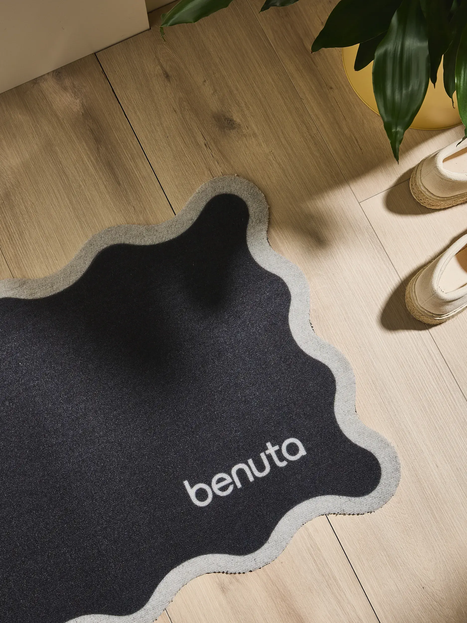 Door mat Curl Black im Design Frame aus 100% Polyester (recycled PET) von benuta