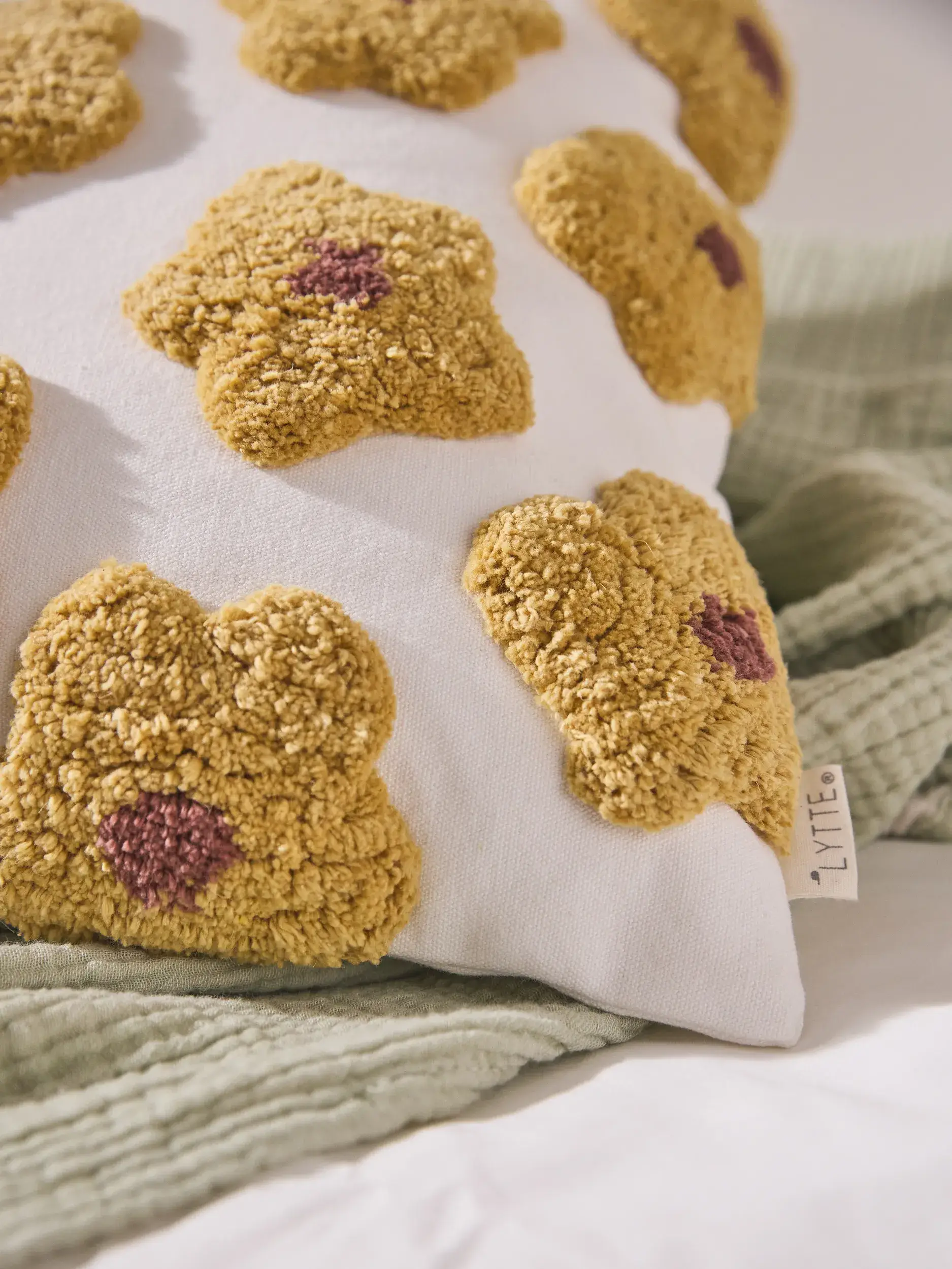 Kissenbezug Gobi Gelb im Design Floral aus  von Lytte