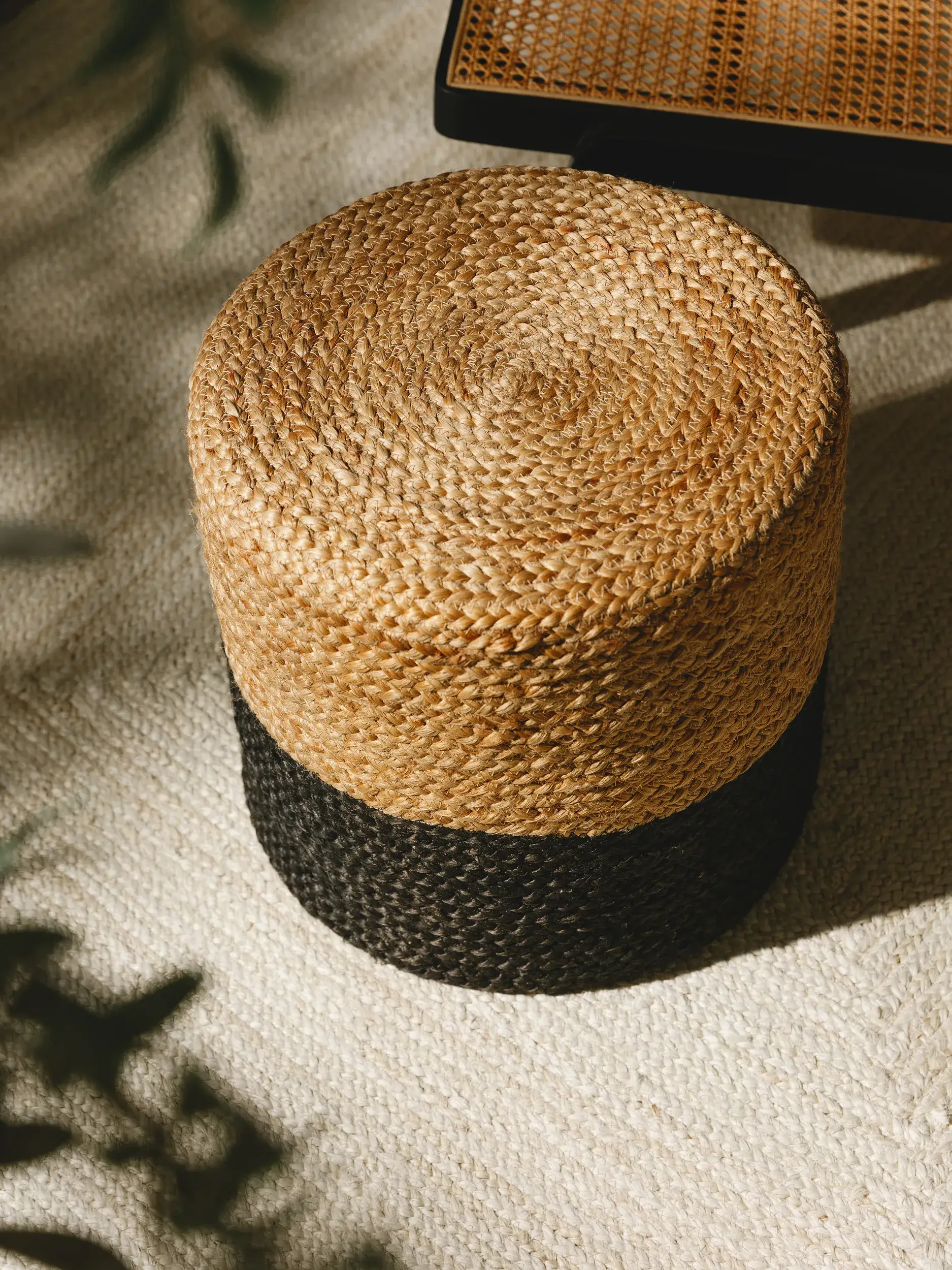 Handgefertigter Jute-Pouf Jutta Hellbraun/Schwarz in Einfarbig design made of 100% Jute by benuta Pure