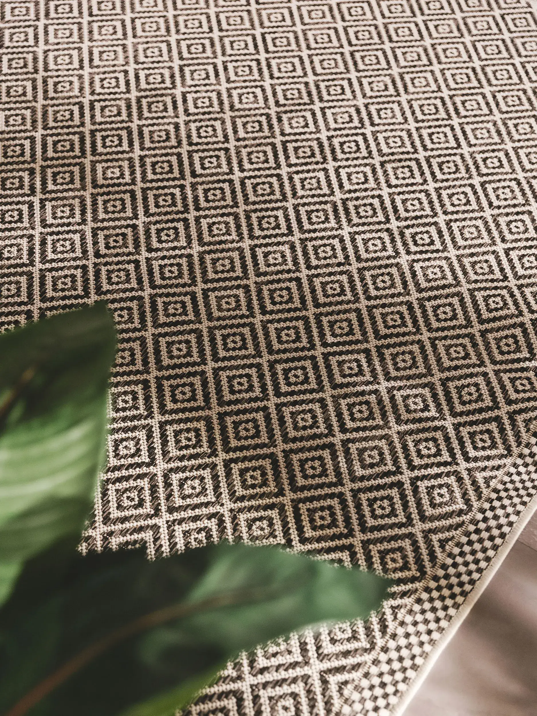 Tapis en 100% Polypropylène en Noir/Blanc avec une pile de 100% Polypropylène de hauteur de benuta nest