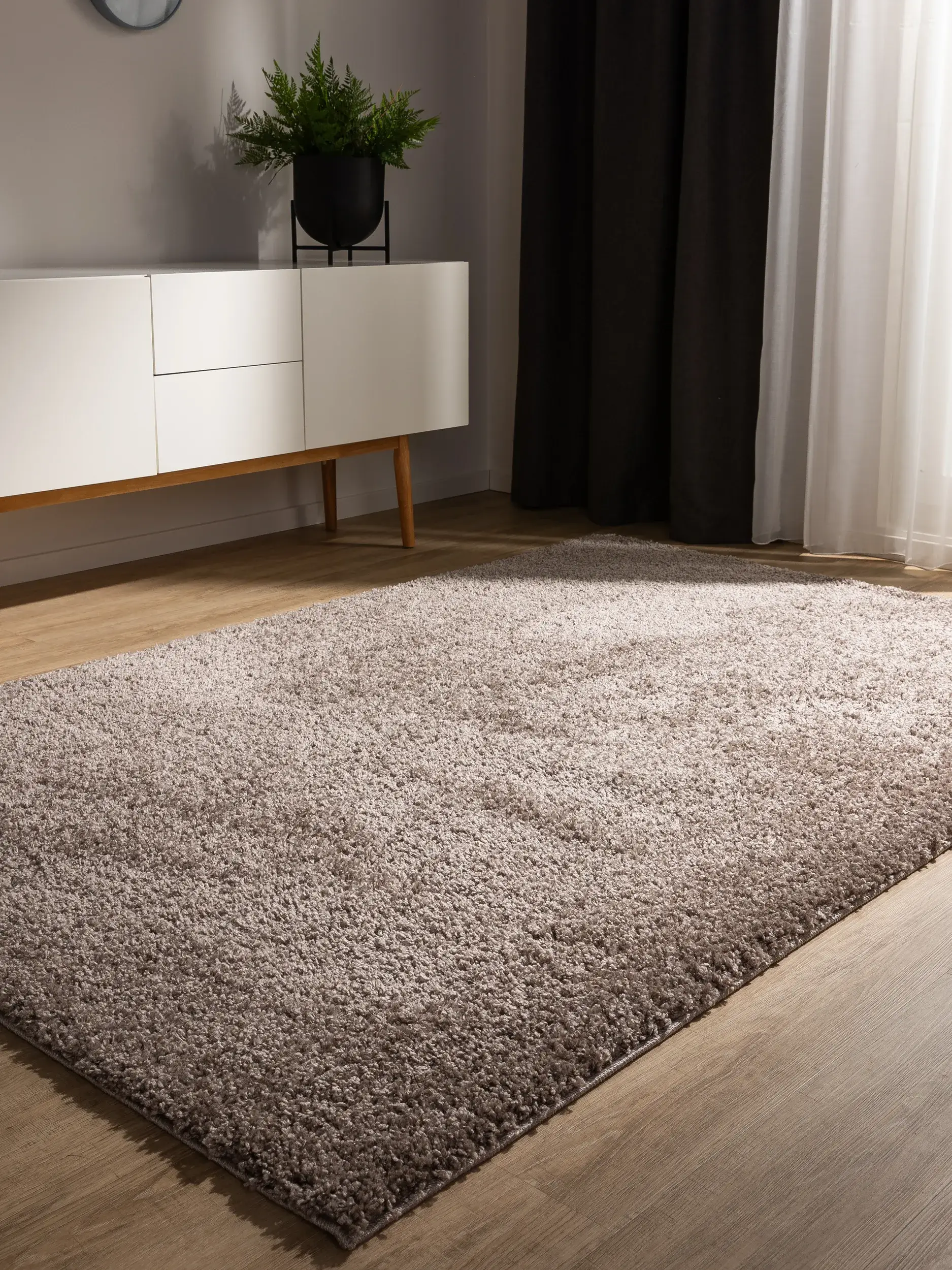 Tapete de 100% Polypropylen em Taupe com pelo de 100% Polypropylen de altura da benuta Basic
