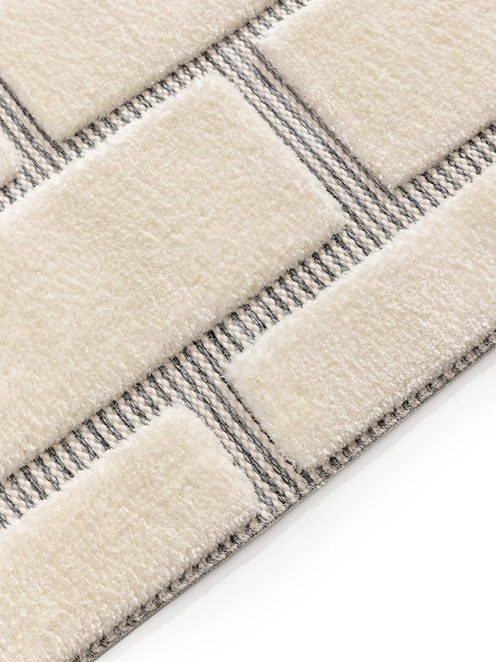 Matto 63% Polyester, 37% Polypropylena värissä Weiß 63% Polyester, 37% Polypropylen korkealla nukalla merkiltä benuta Basic