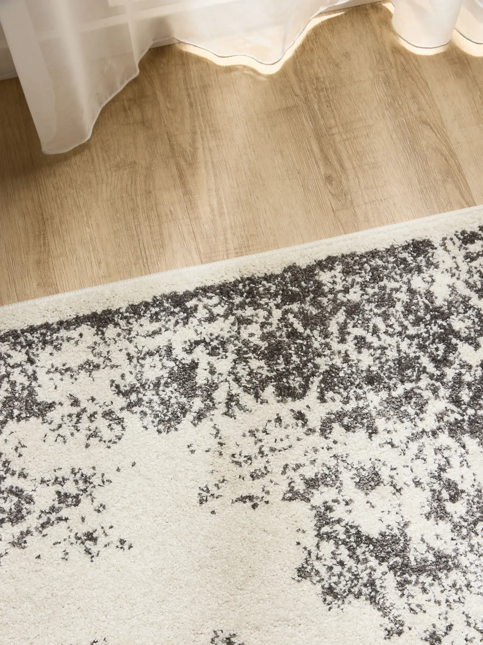 Teppich Sia aus 100% Polypropylen in Grau von benuta Basic