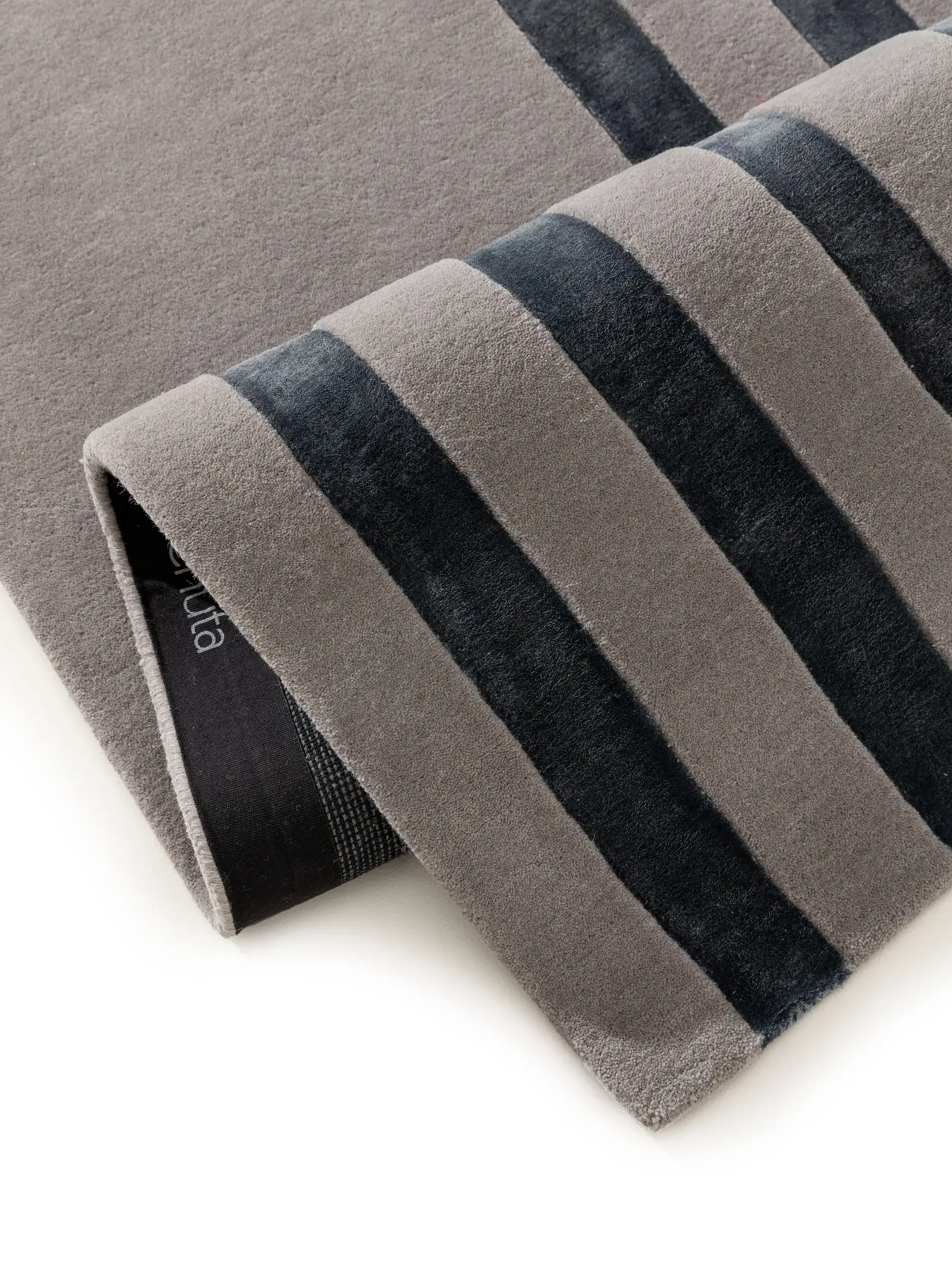 Teppich aus 70% Wolle, 30% Lyocell (Tencel™) in Grau mit 70% Wolle, 30% Lyocell (Tencel™) hohem Flor von benuta Finest