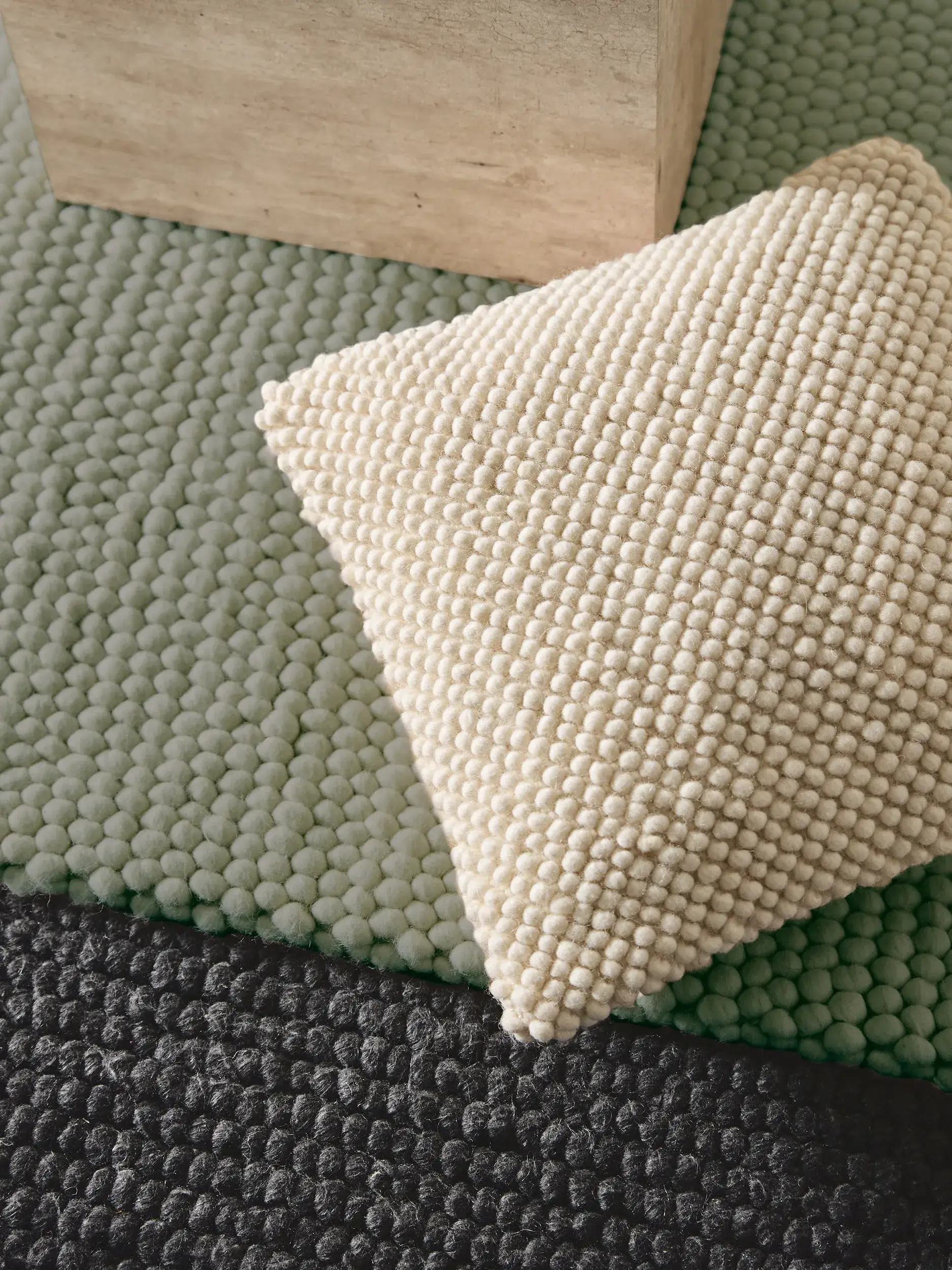 Teppich Beads aus 70% Wolle, 30% Polyester in Grau von benuta Pure