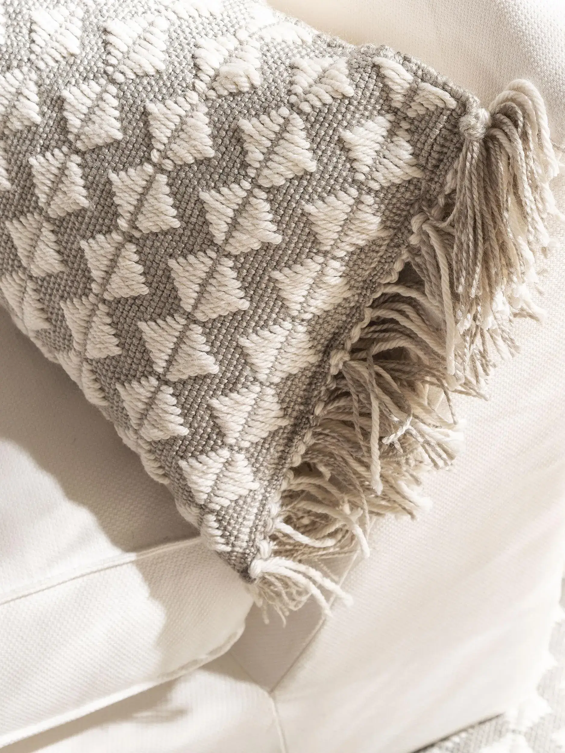 In- & Outdoor Kissen Morty Grau in Geometrisch design made of 100% Polyester (recycled PET) by benuta Pure