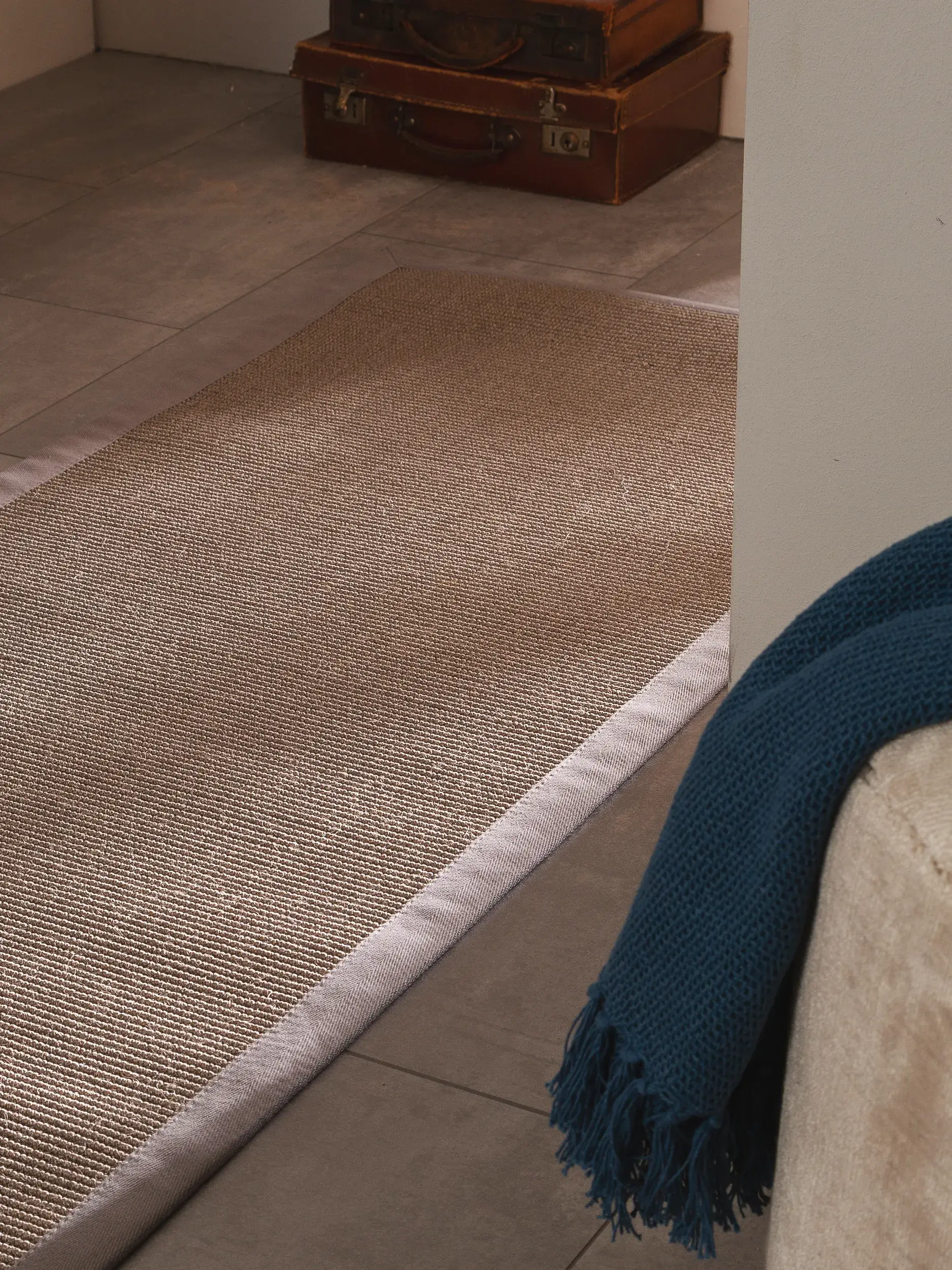 Teppich aus 100% Sisal in Grau mit 100% Sisal hohem Flor von benuta Nest
