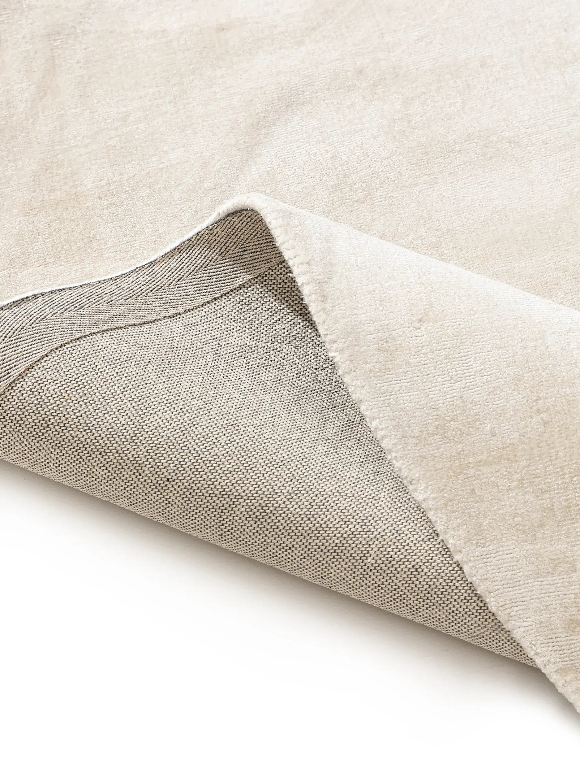 Teppich aus 100% Viskose in Beige mit 100% Viskose hohem Flor von benuta Pure