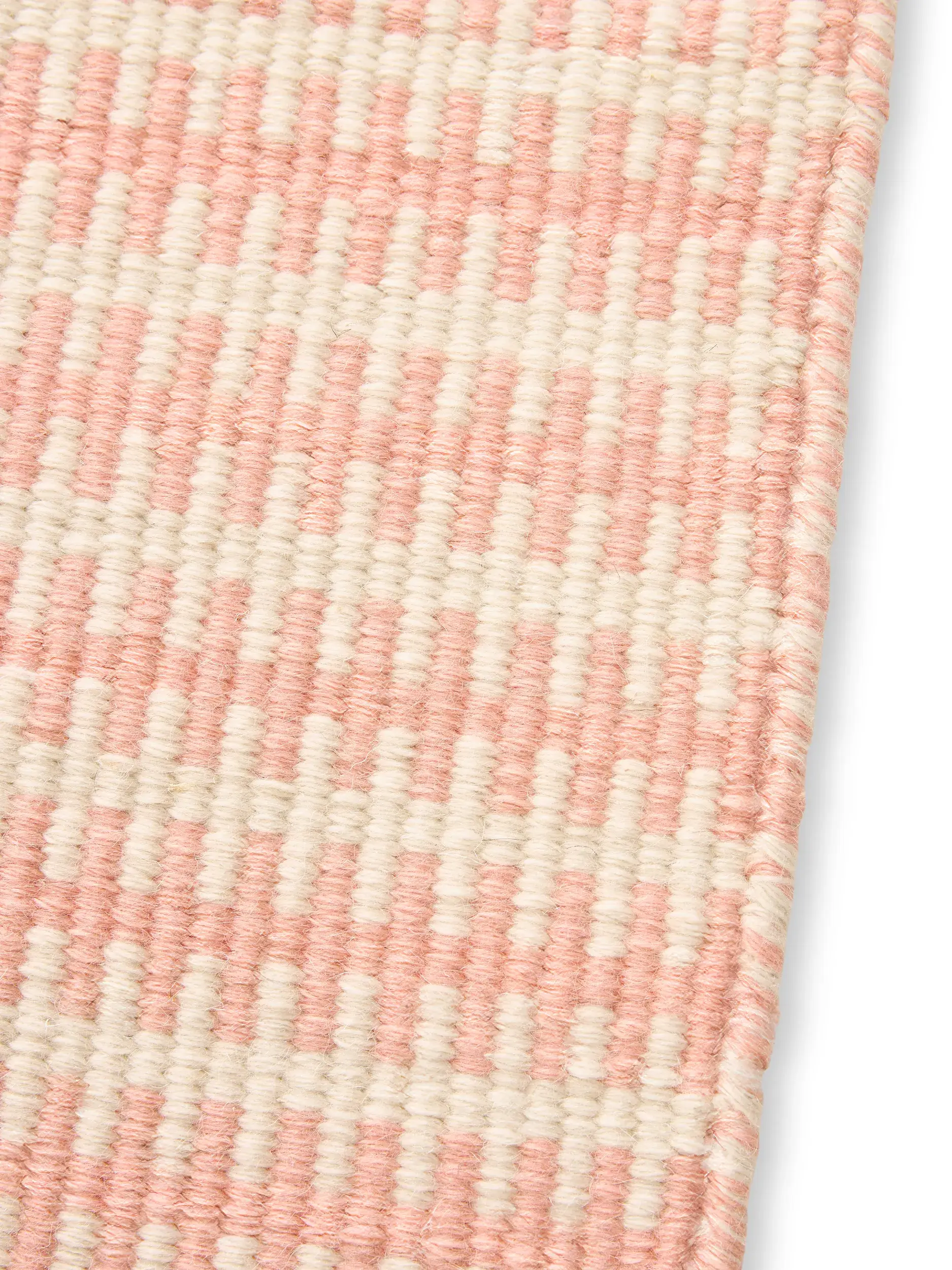 Rug made of 100% Wolle in Rosa with a 100% Wolle high pile by Lytte