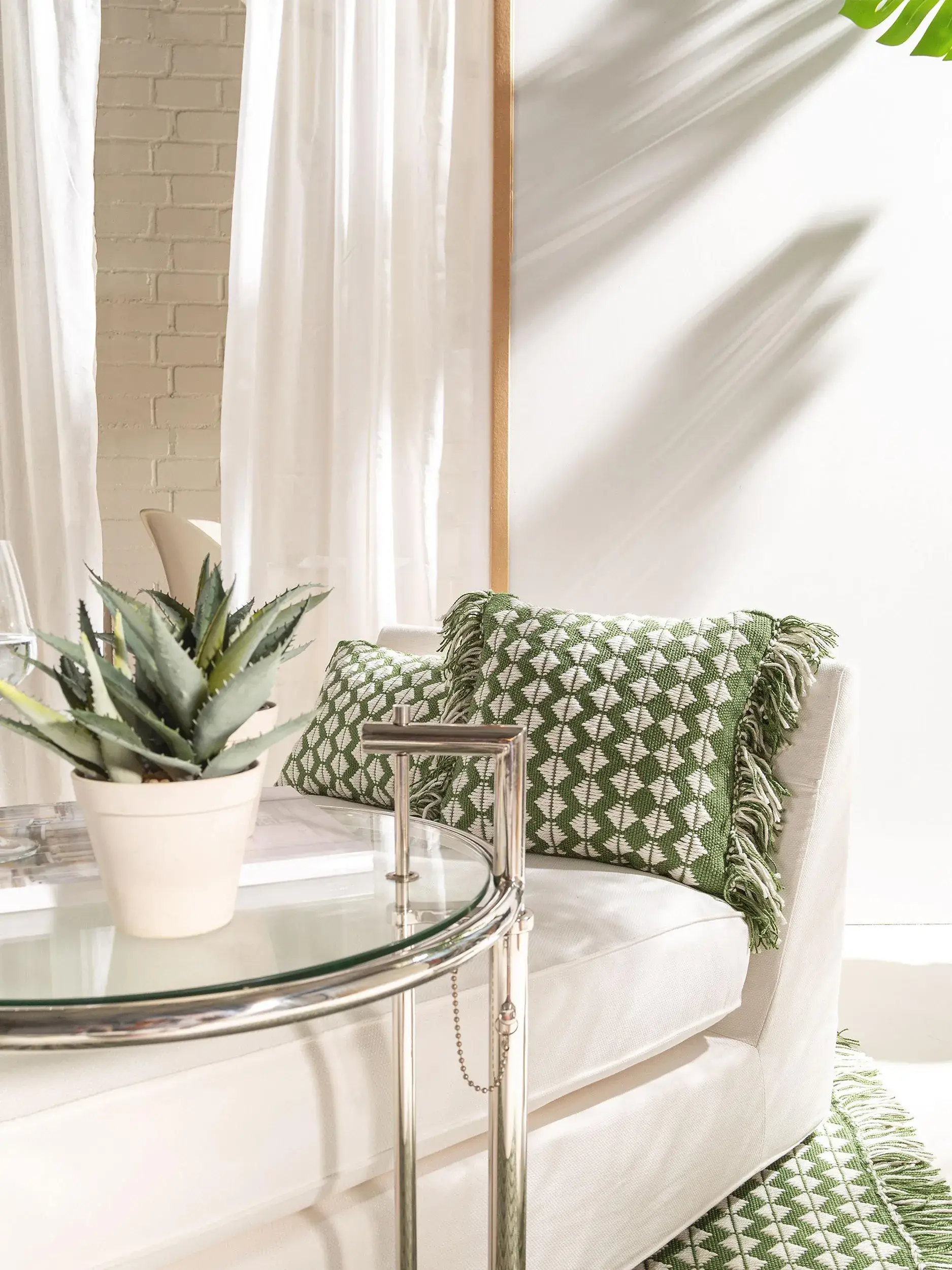 In- & Outdoor Kissen Morty Grün im Design Geometrisch aus 100% Polyester (recyceltes PET) von benuta Pure