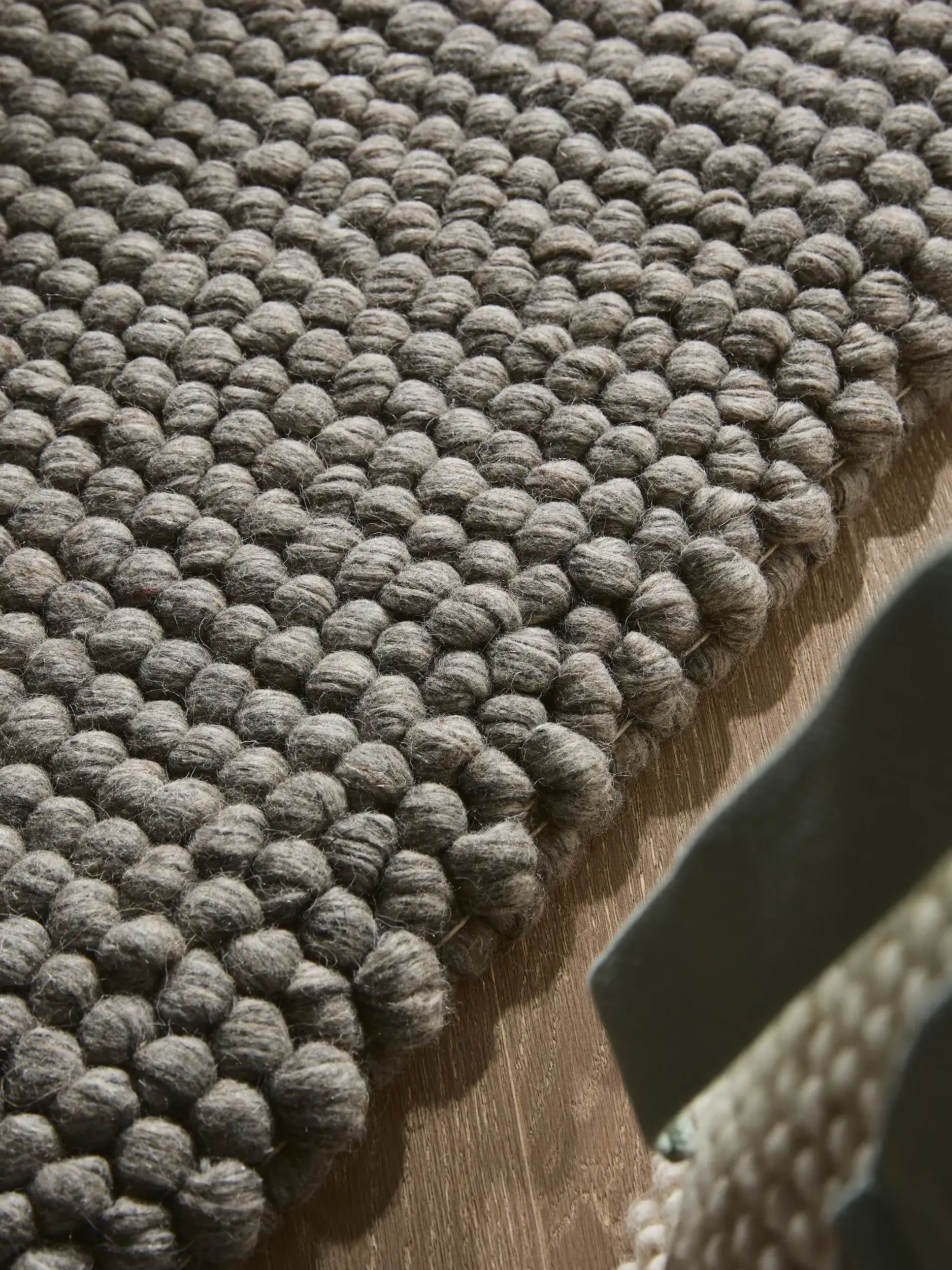 Teppich aus 70% Wolle, 30% Polyester in Grau mit 70% Wolle, 30% Polyester hohem Flor von benuta Pure