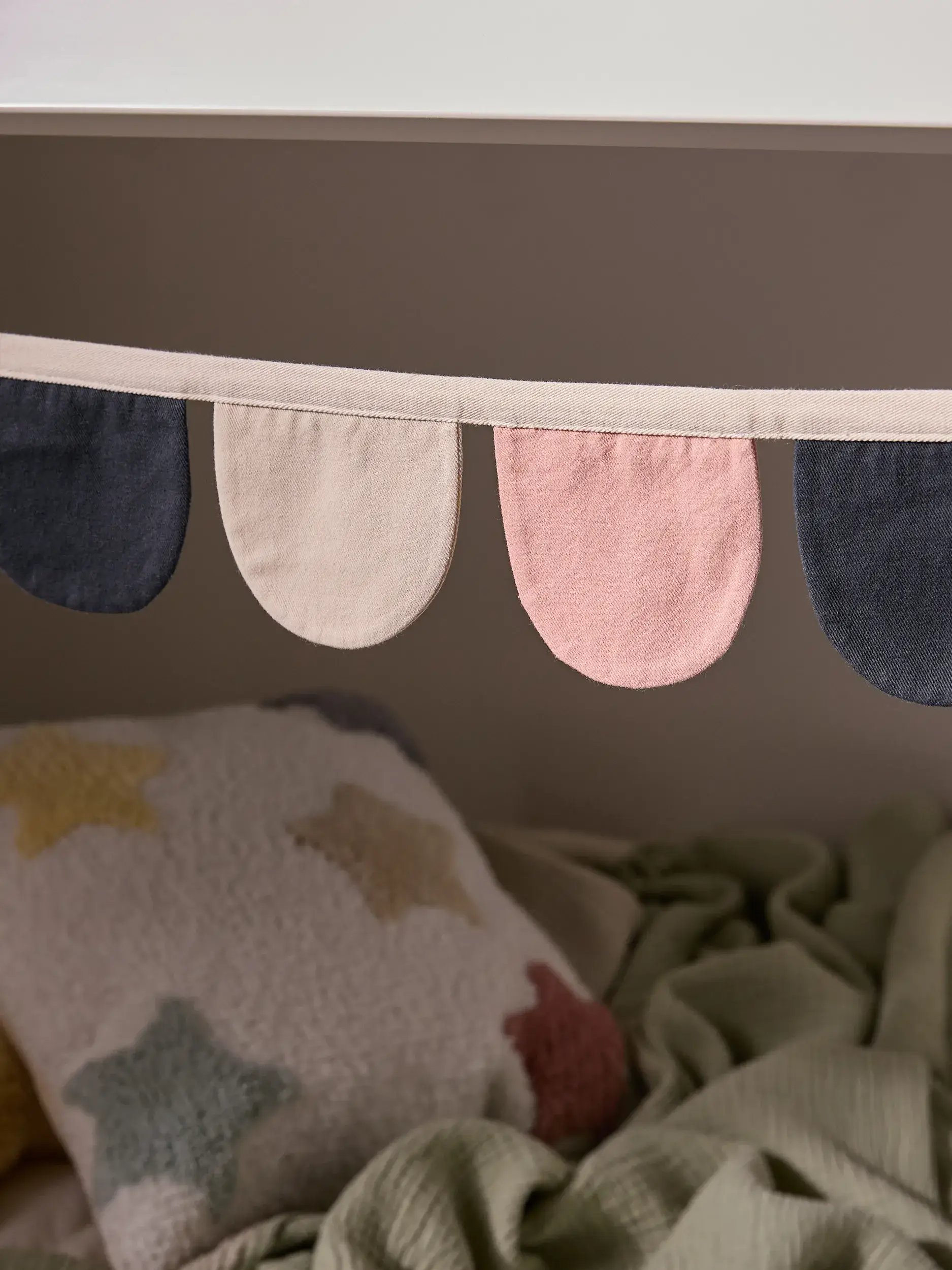 Wanddeko Hana Pink/Schwarz Floral-suunnittelussa, valmistettu 100% puuvillaaista, Lyttein toimesta