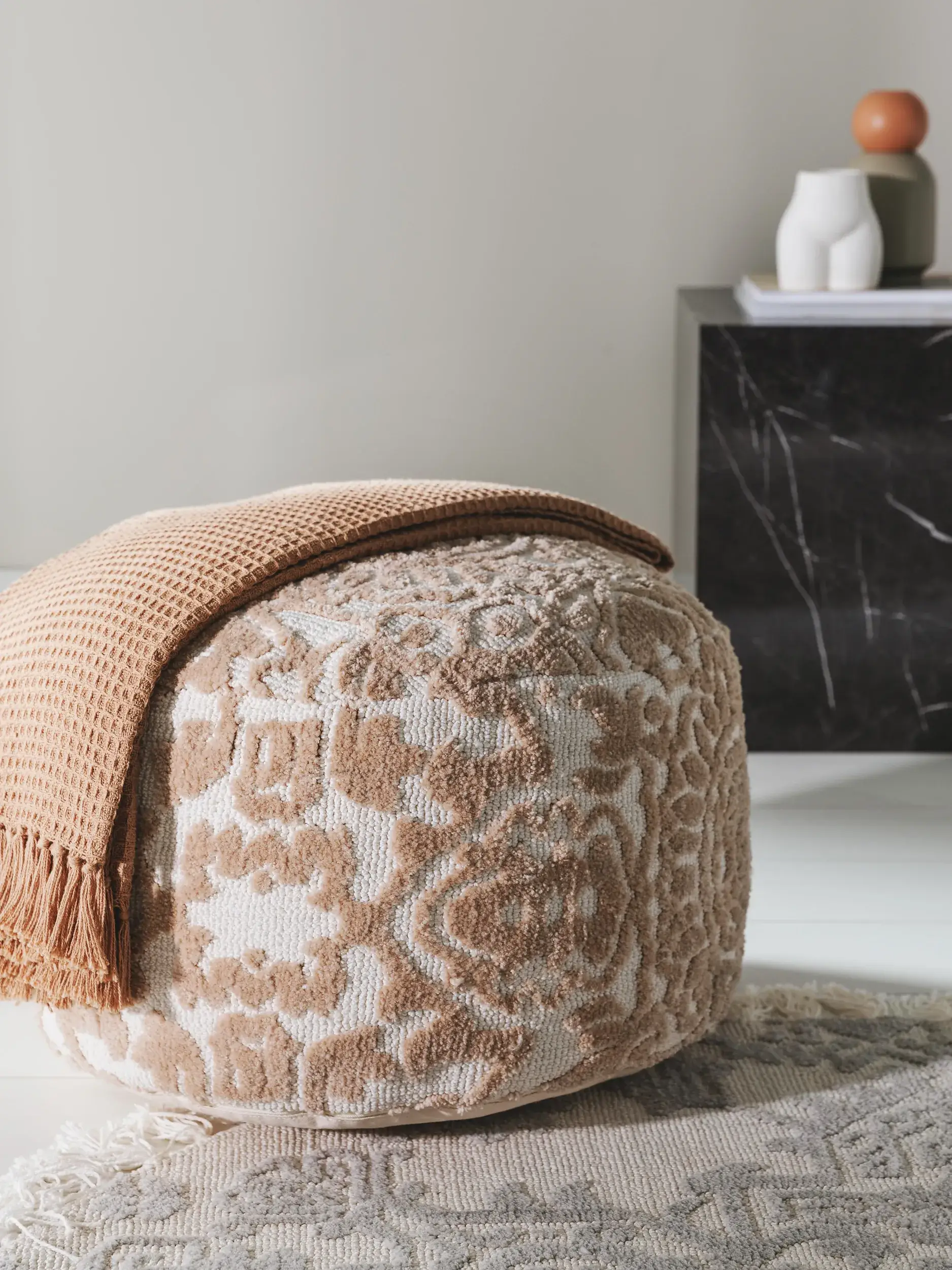 Pouf Elias Beige im Design Orientalisch aus 100% Polyester (Mikrofaser) von benuta Nest