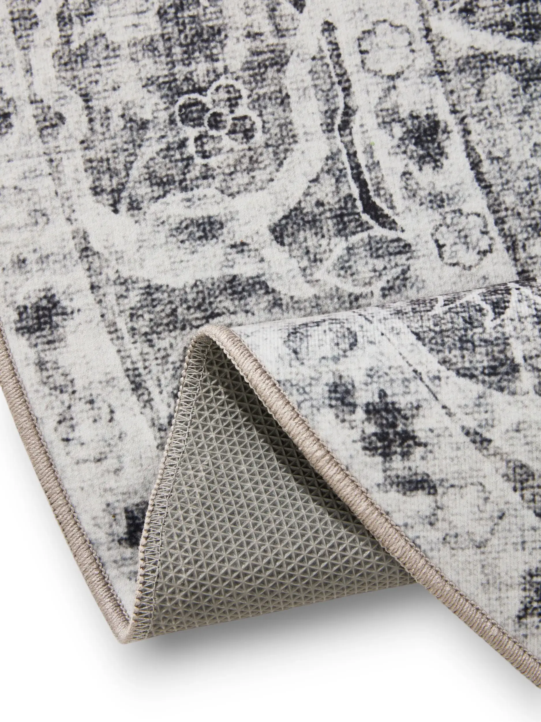 Rug made of 100% Polyester in Grey with a 100% Polyester high pile by benuta Basic