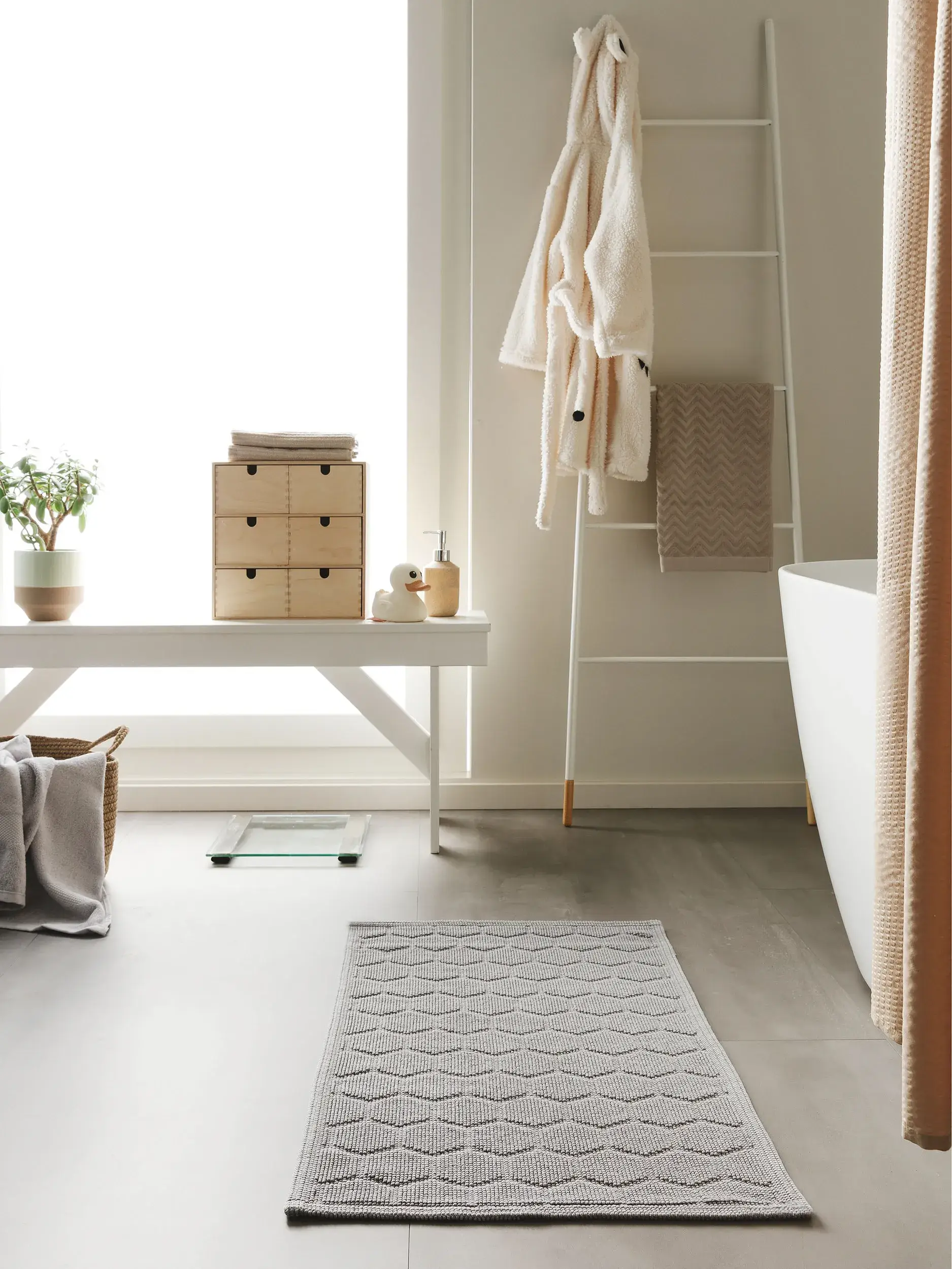 Tapis de Bain Jojo Gris en motif Uni en 100% Coton de benuta nest