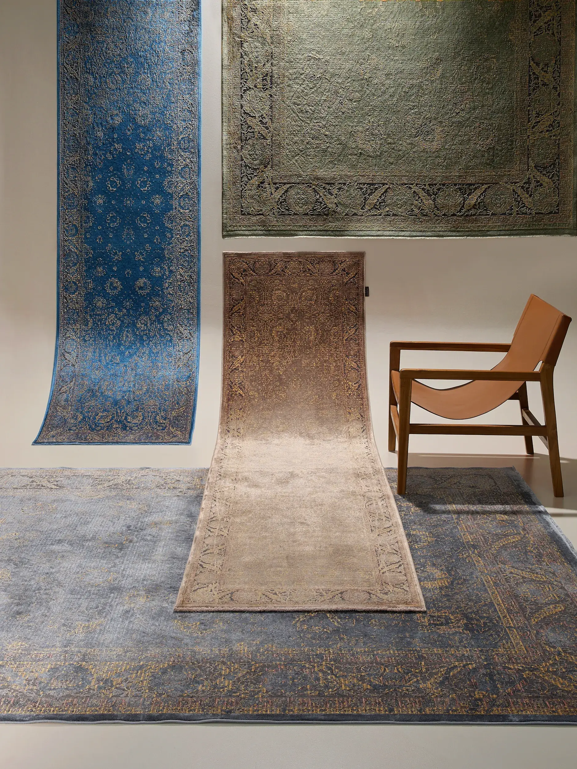 Teppich aus 56% Viskose, 30% Polyester, 14% Polyacryl in Blau mit 56% Viskose, 30% Polyester, 14% Polyacryl hohem Flor von benuta Finest