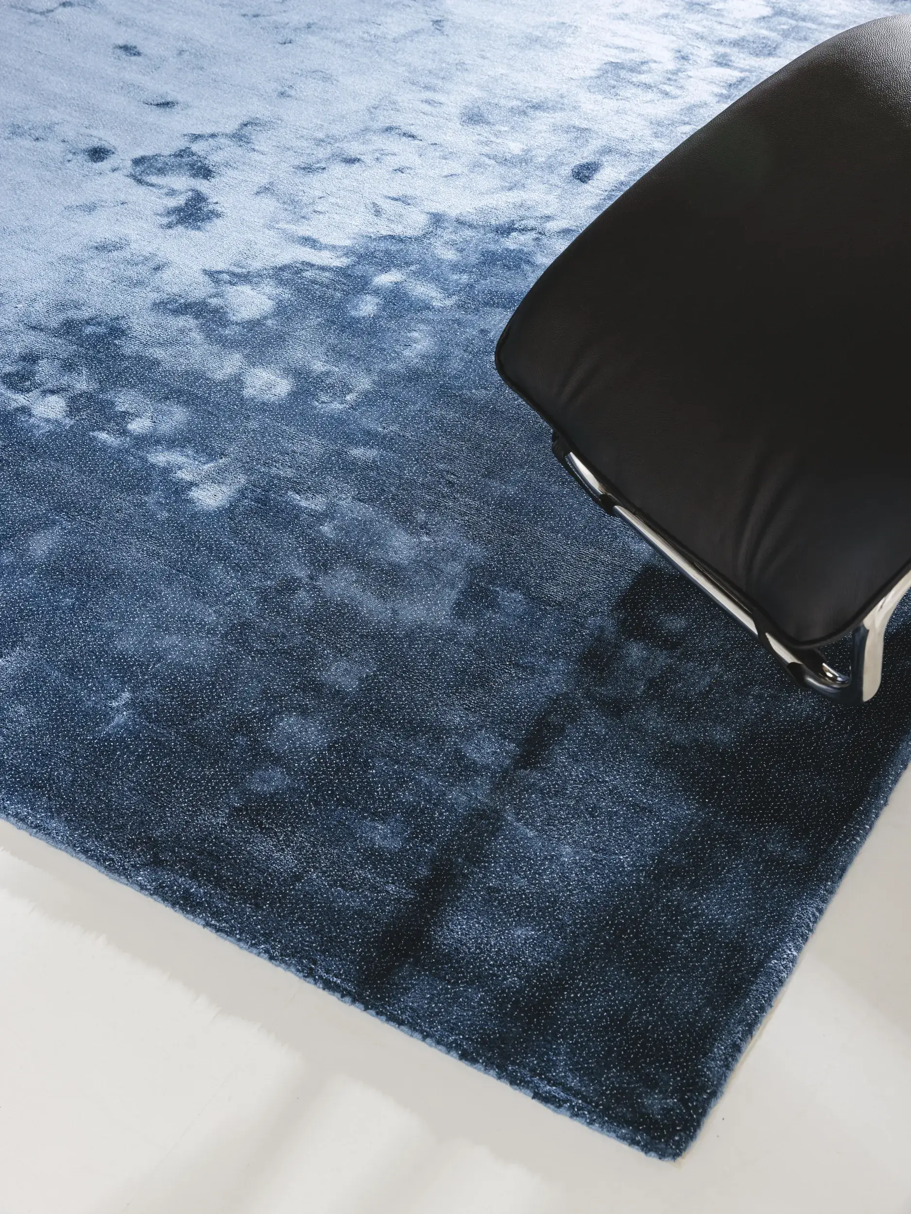 Alfombra Milian de 97% Viscosa, 3% Poliéster en Azul de benuta Finest