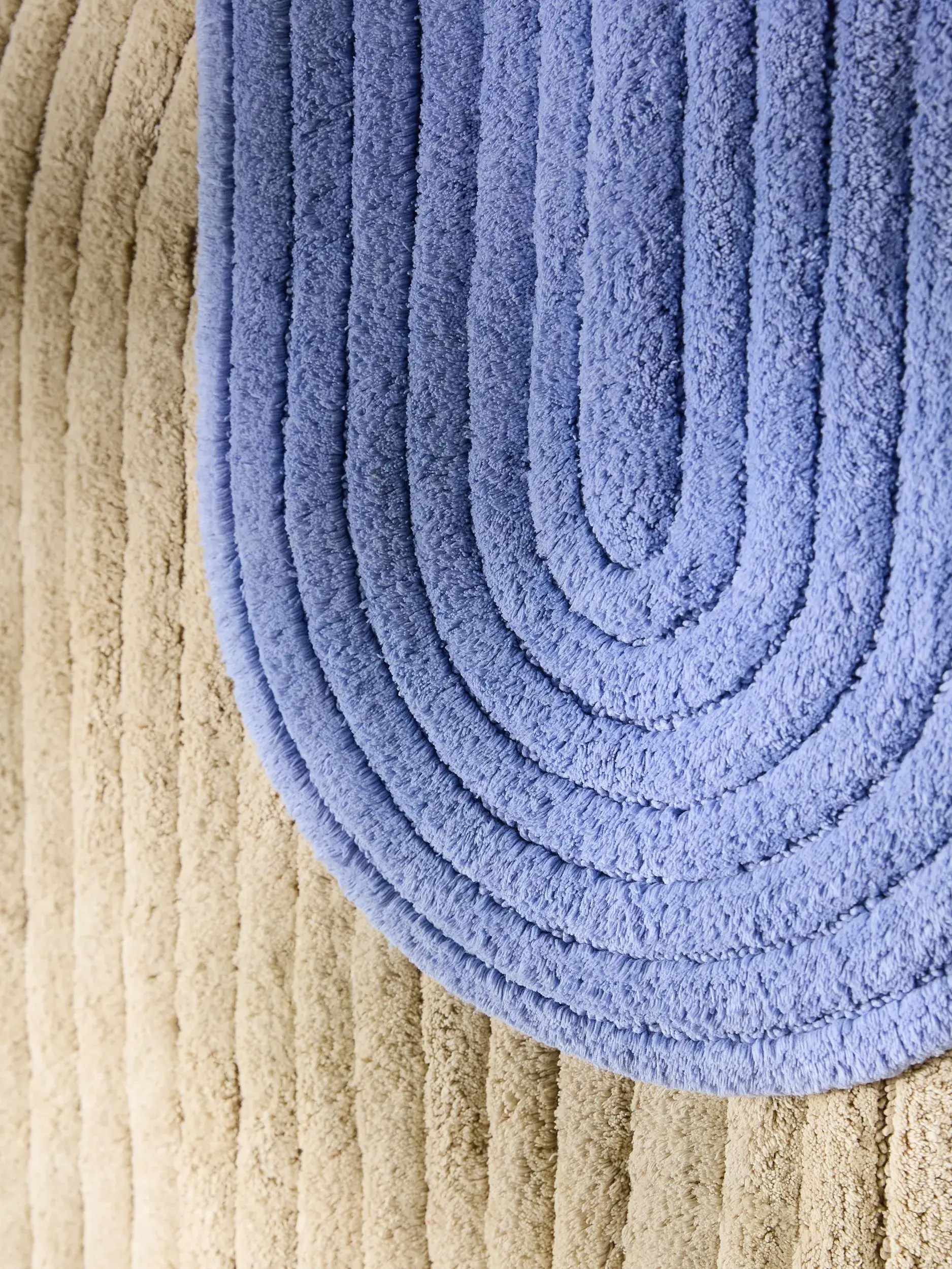 Badematte Nia Blau im Design Geometrisch aus 100% Baumwolle von benuta Pop