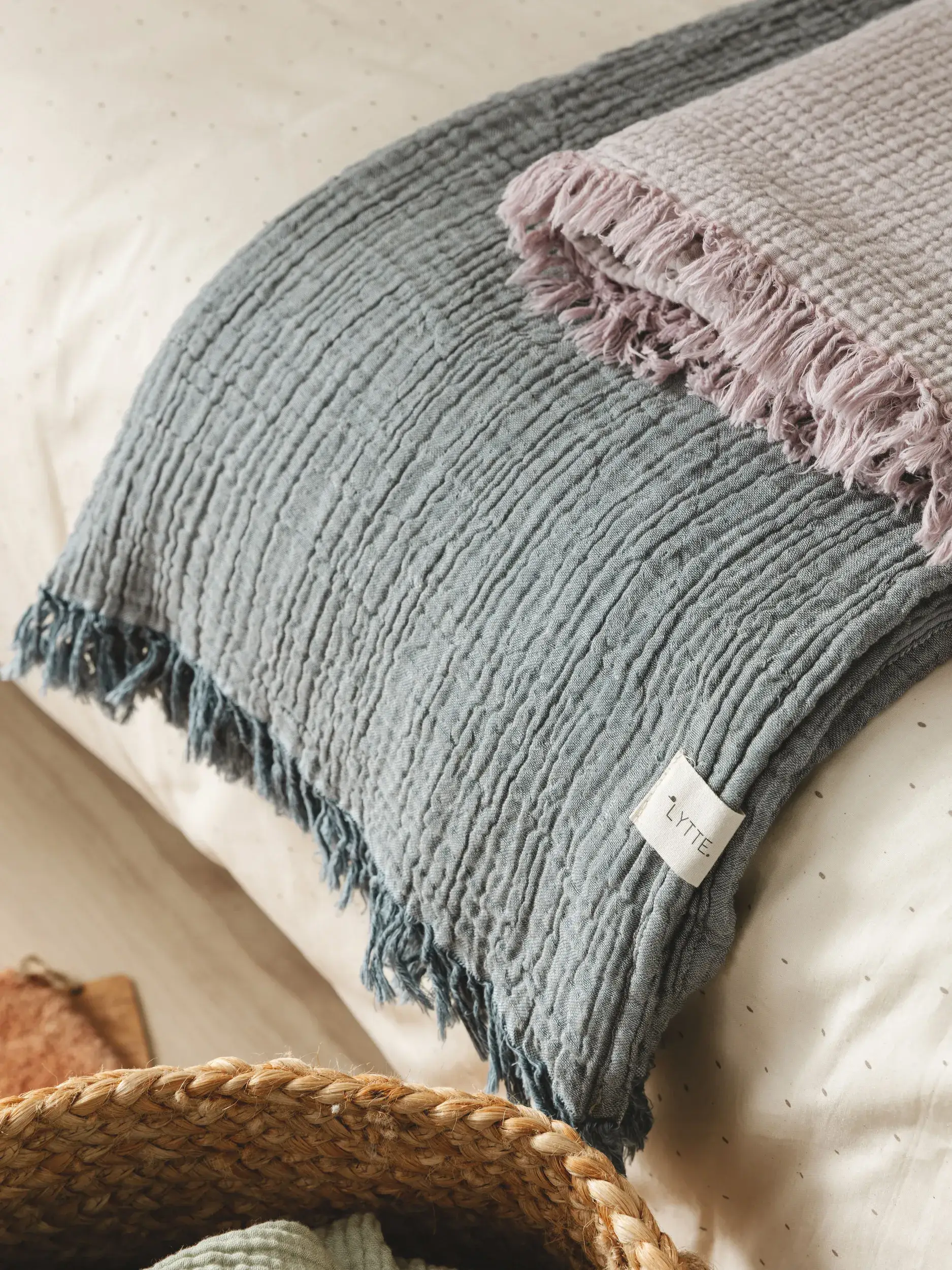 Baumwolldecke Lilo Blau im Design Einfarbig aus  von Lytte