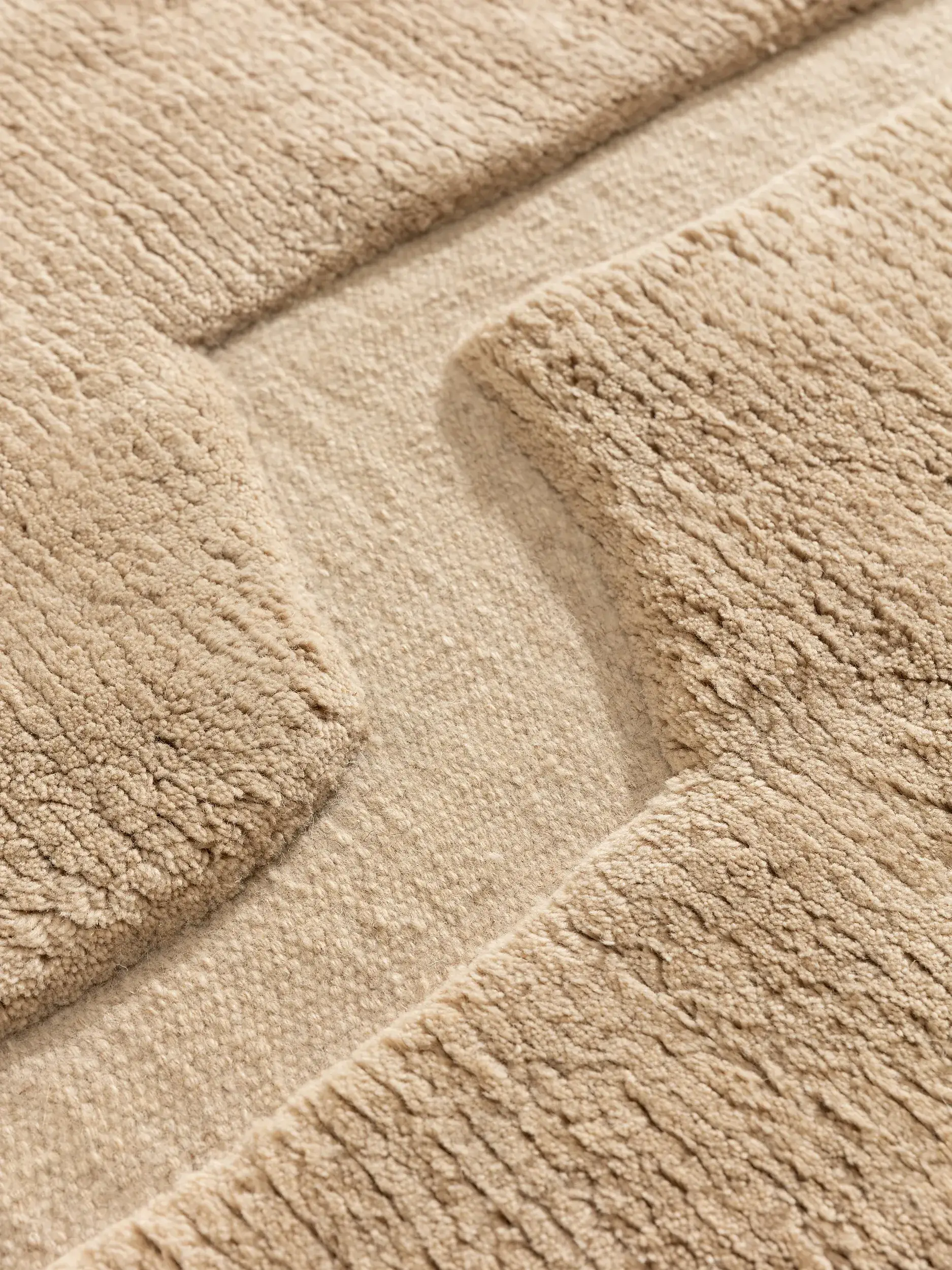 Rug made of 100% Wolle (aus Neuseeland) in Beige with a 100% Wolle (aus Neuseeland) high pile by benuta Finest