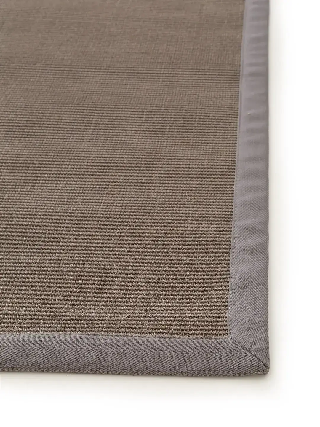 Teppich aus 100% Sisal in Grau mit 100% Sisal hohem Flor von benuta Nest