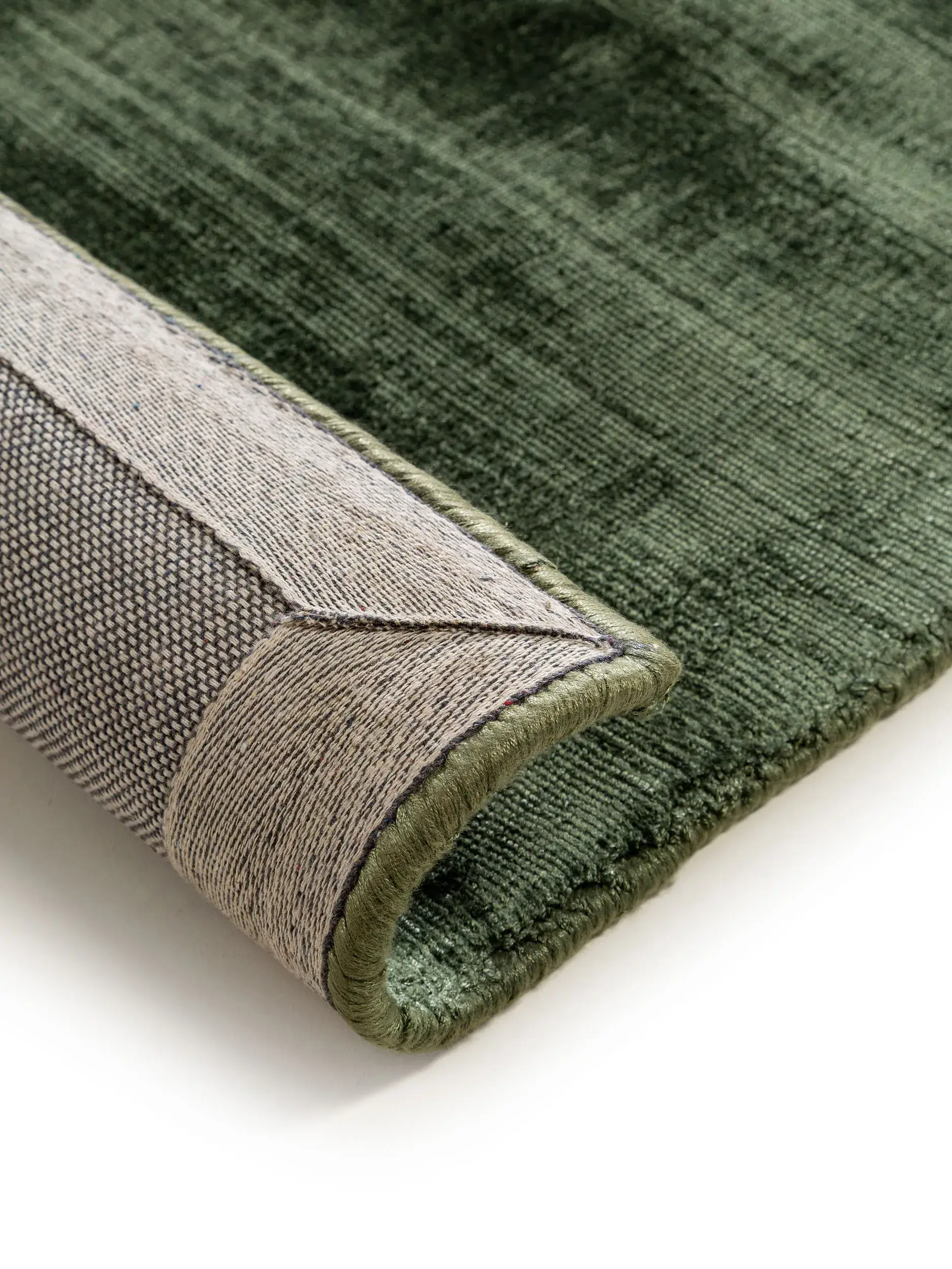 Teppich Nova aus 100% Viskose in Grün von benuta Pure