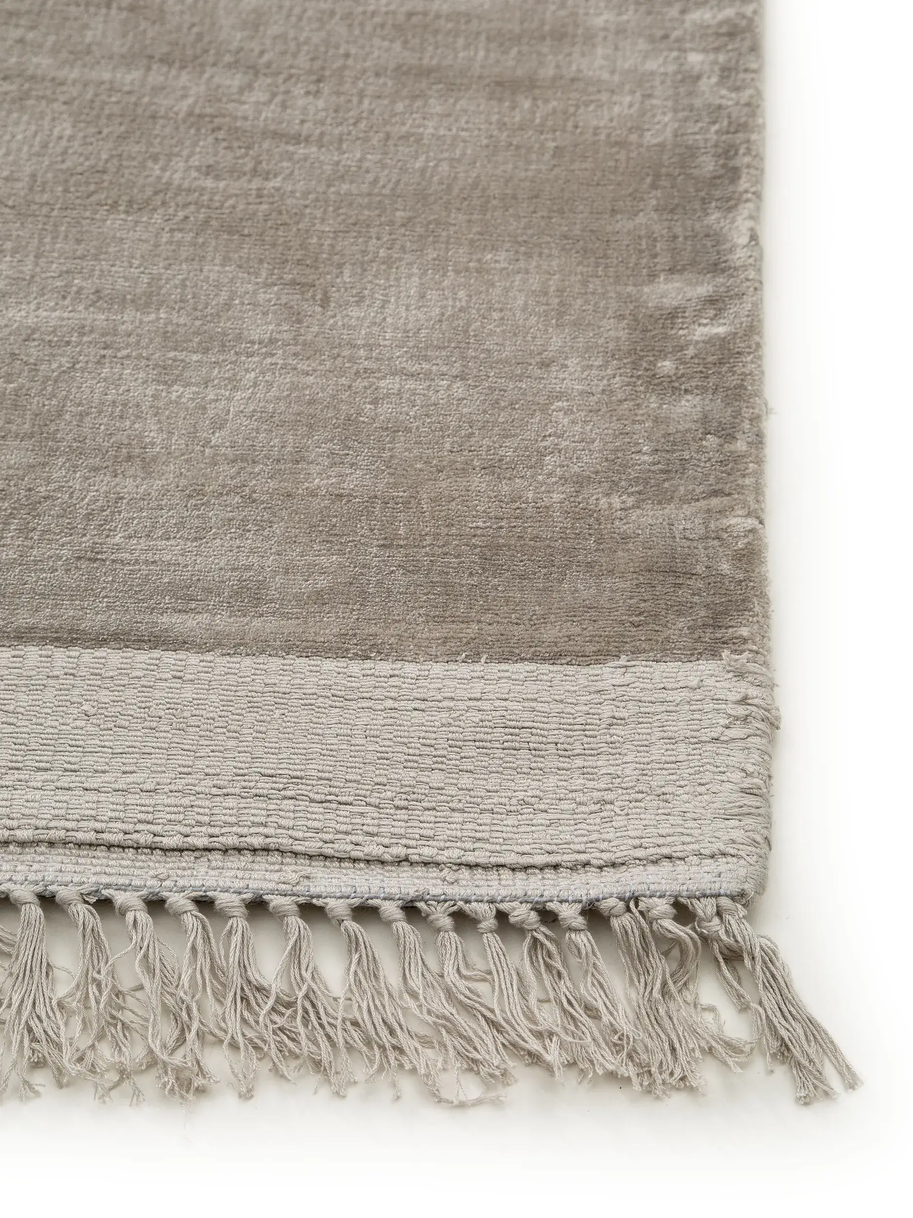 Teppich aus 100% Viskose in Grau mit 100% Viskose hohem Flor von benuta Finest
