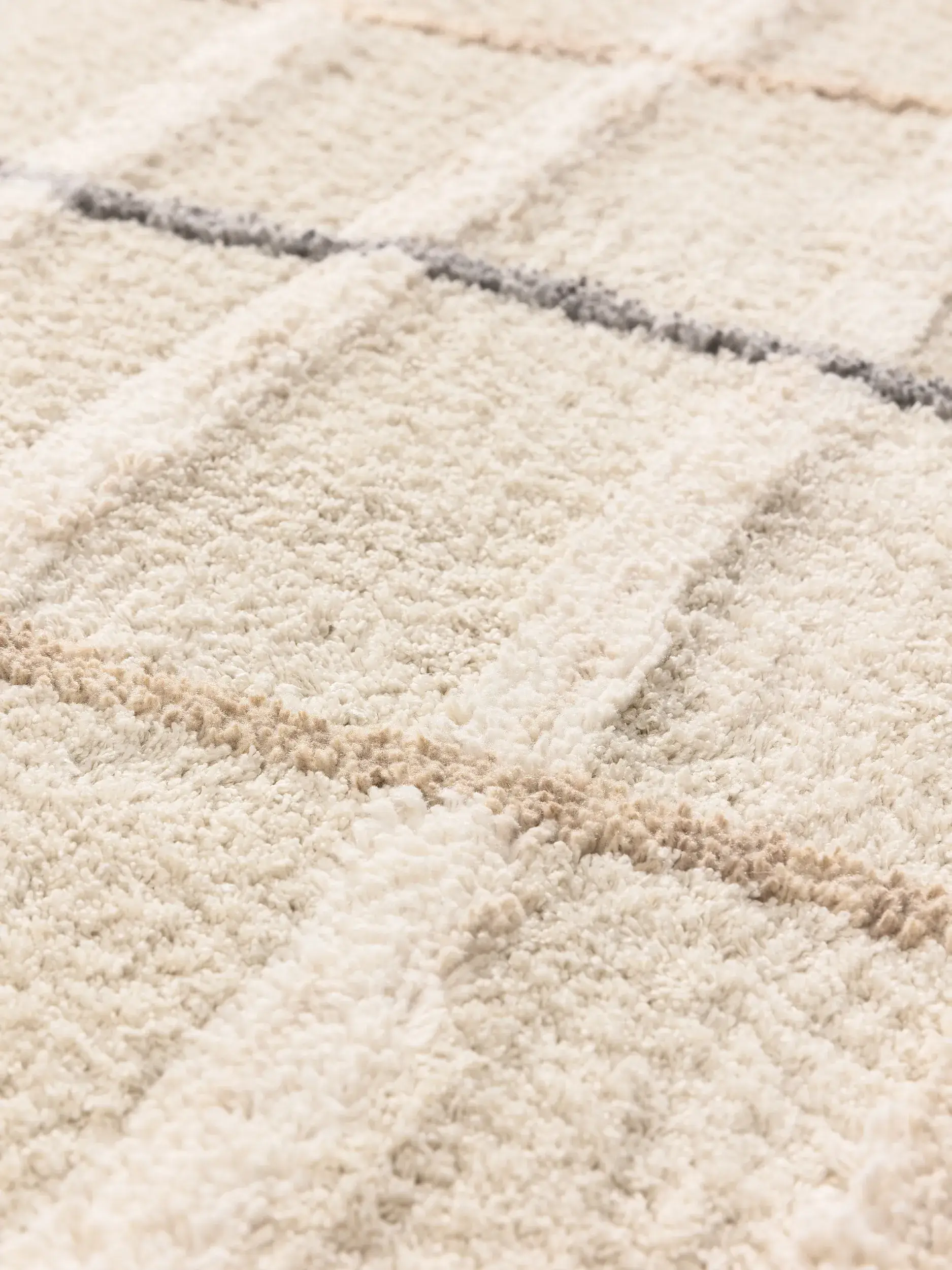 Rug made of 100% Polyester in White with a 100% Polyester high pile by benuta Pop