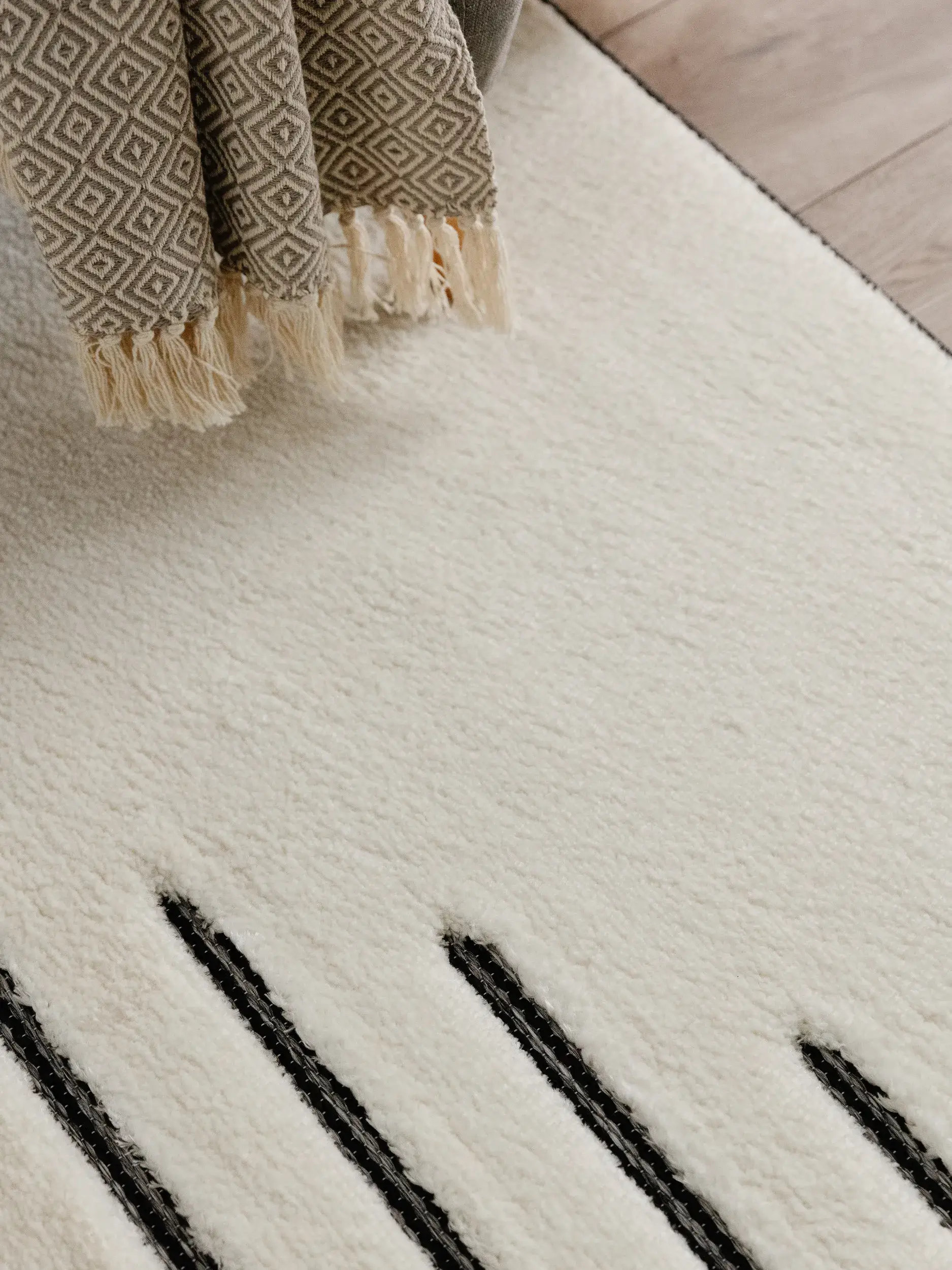 Rug made of 63% Polyester, 37% Polypropylen in Weiß with a 63% Polyester, 37% Polypropylen high pile by benuta Basic