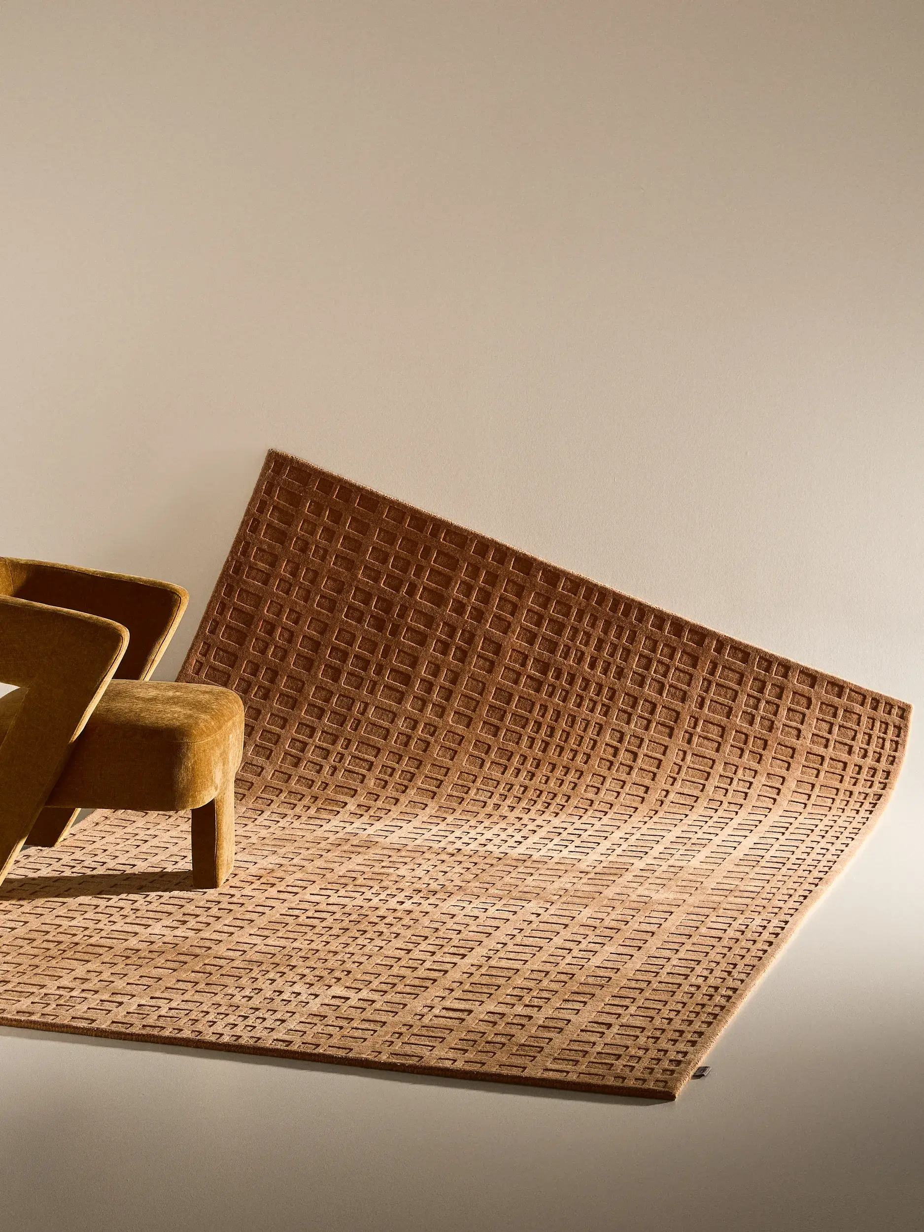 Teppich aus 50% Wolle, 50% Viskose in Beige mit 50% Wolle, 50% Viskose hohem Flor von benuta Finest