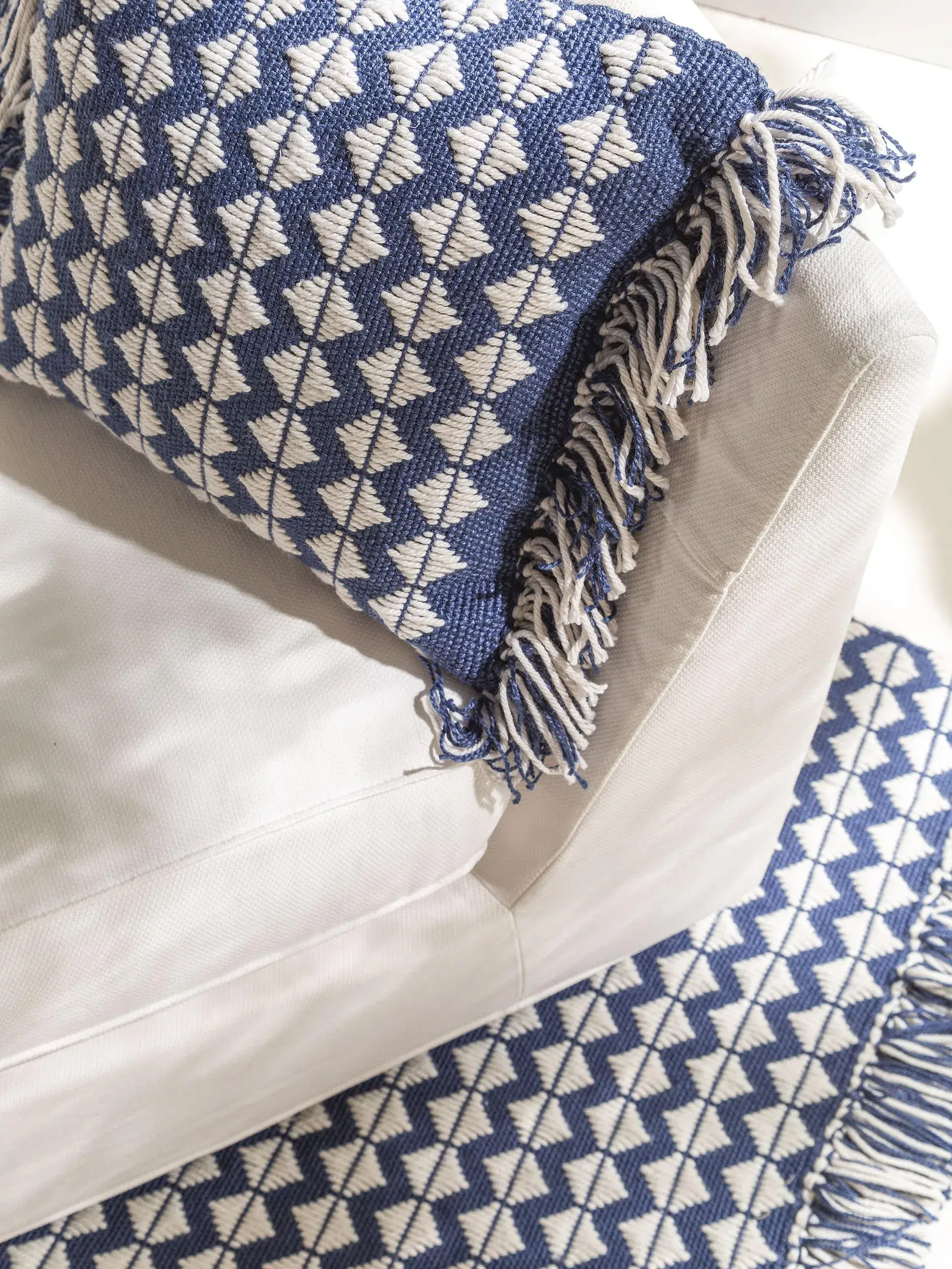 In- & Outdoor Kissen Morty Dunkelblau in Geometrisch design made of 100% Polyester (recycled PET) by benuta Pure