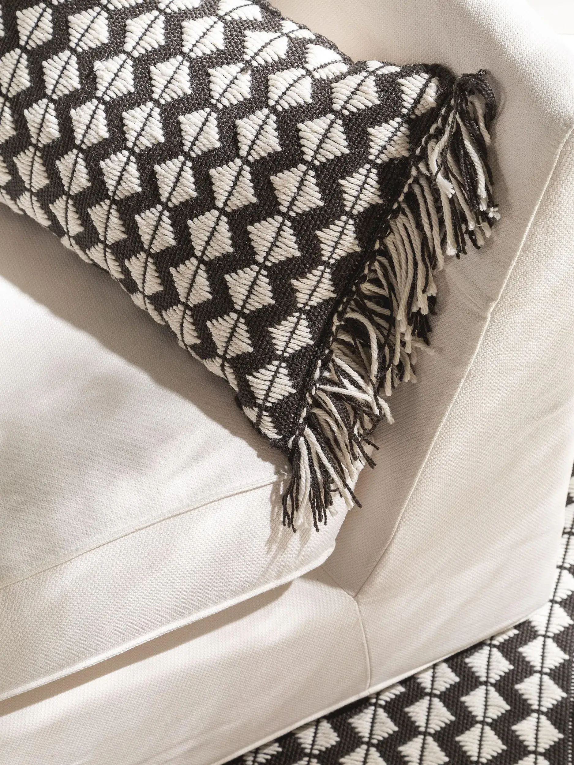 In- & Outdoor Kissen Morty Schwarz/Weiß i Geometrisch-design laget av 100 % polyester (resirkulert PET) fra benuta Pure