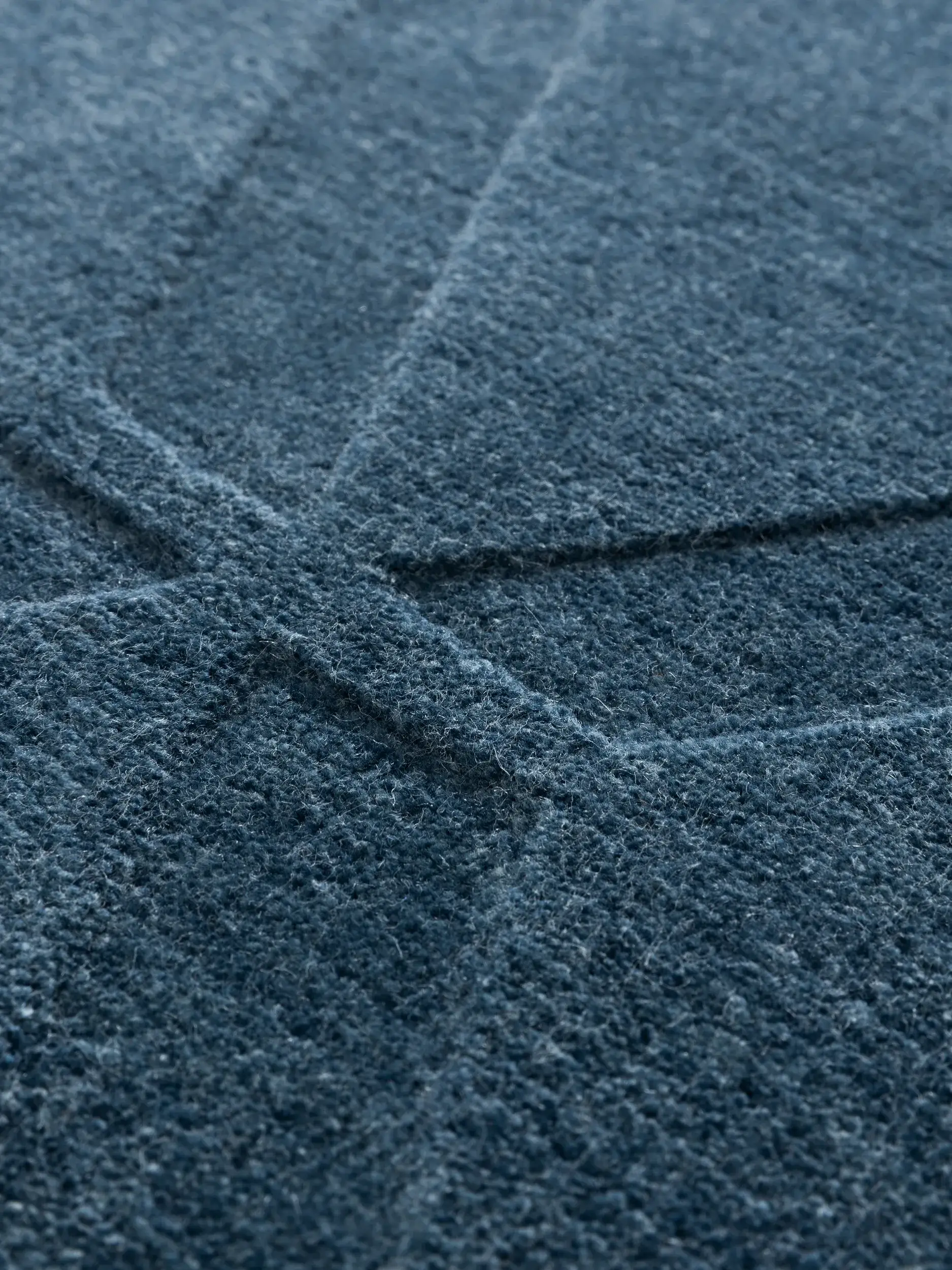 Teppich aus 50% Wolle, 50% Viskose in Blau mit 50% Wolle, 50% Viskose hohem Flor von benuta Finest