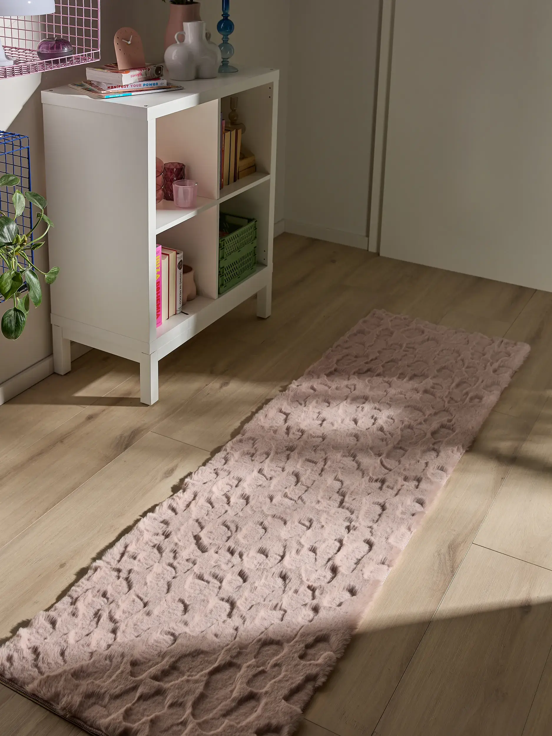 Rug made of 100% Polyester in Rosa with a 100% Polyester high pile by benuta Pop