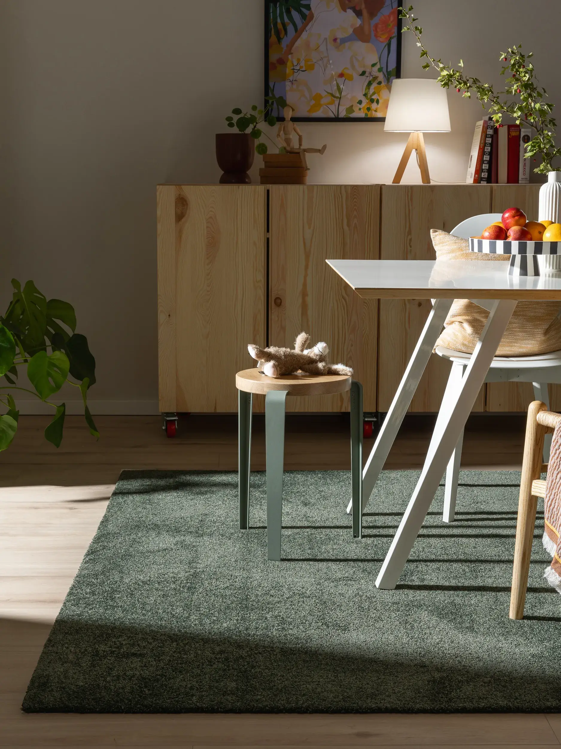 Tapijt van 100% Polyester (30% gerecycled) in Groen met een 100% Polyester (30% gerecycled) hoge pool van benuta nest