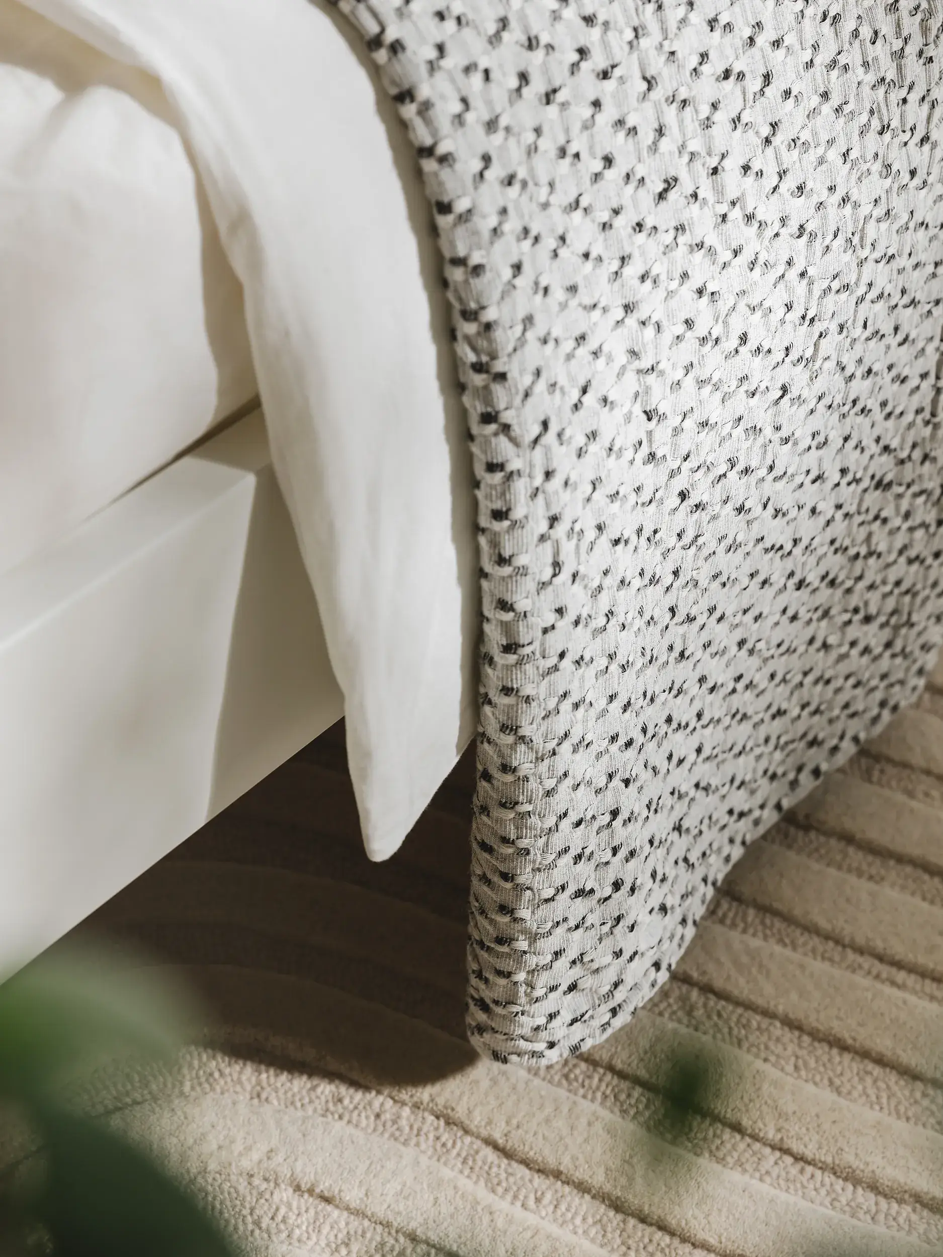 Decke Vanida Grau im Design  aus  von benuta Pure