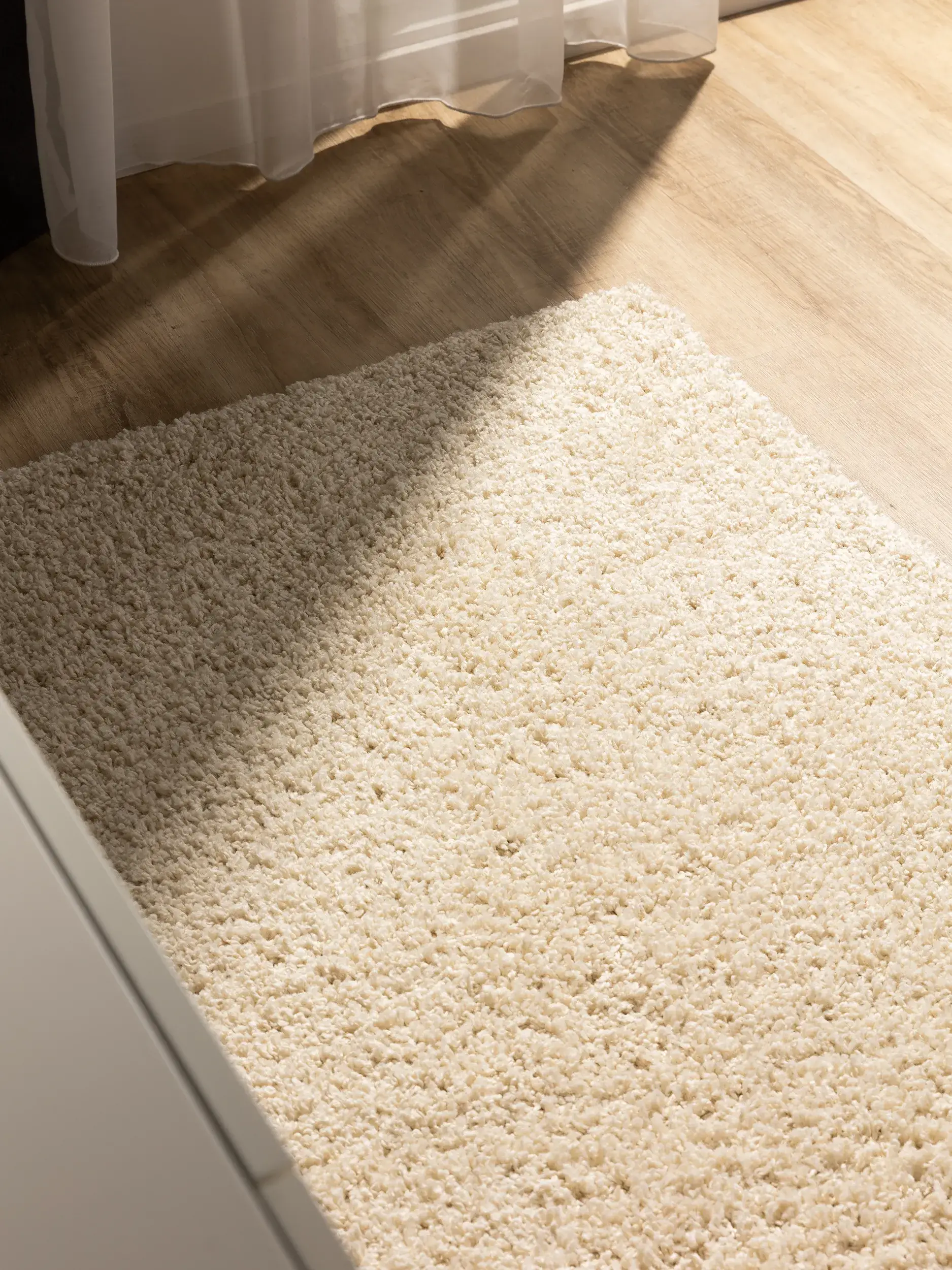 Matto 100% Polypropylena värissä Beige 100% Polypropylen korkealla nukalla merkiltä benuta Basic